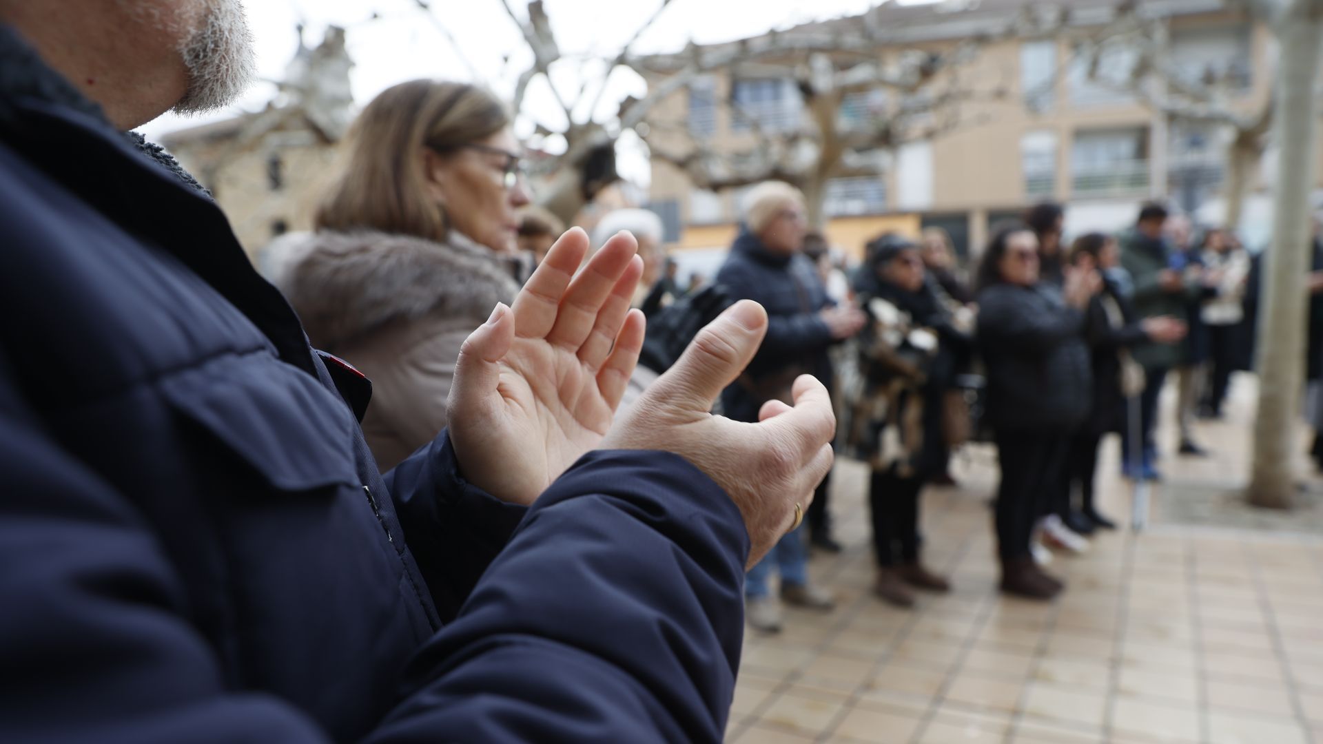 Concentración de condena de la violencia tras el asesinato de un hombre en Fuenmayor, La Rioja