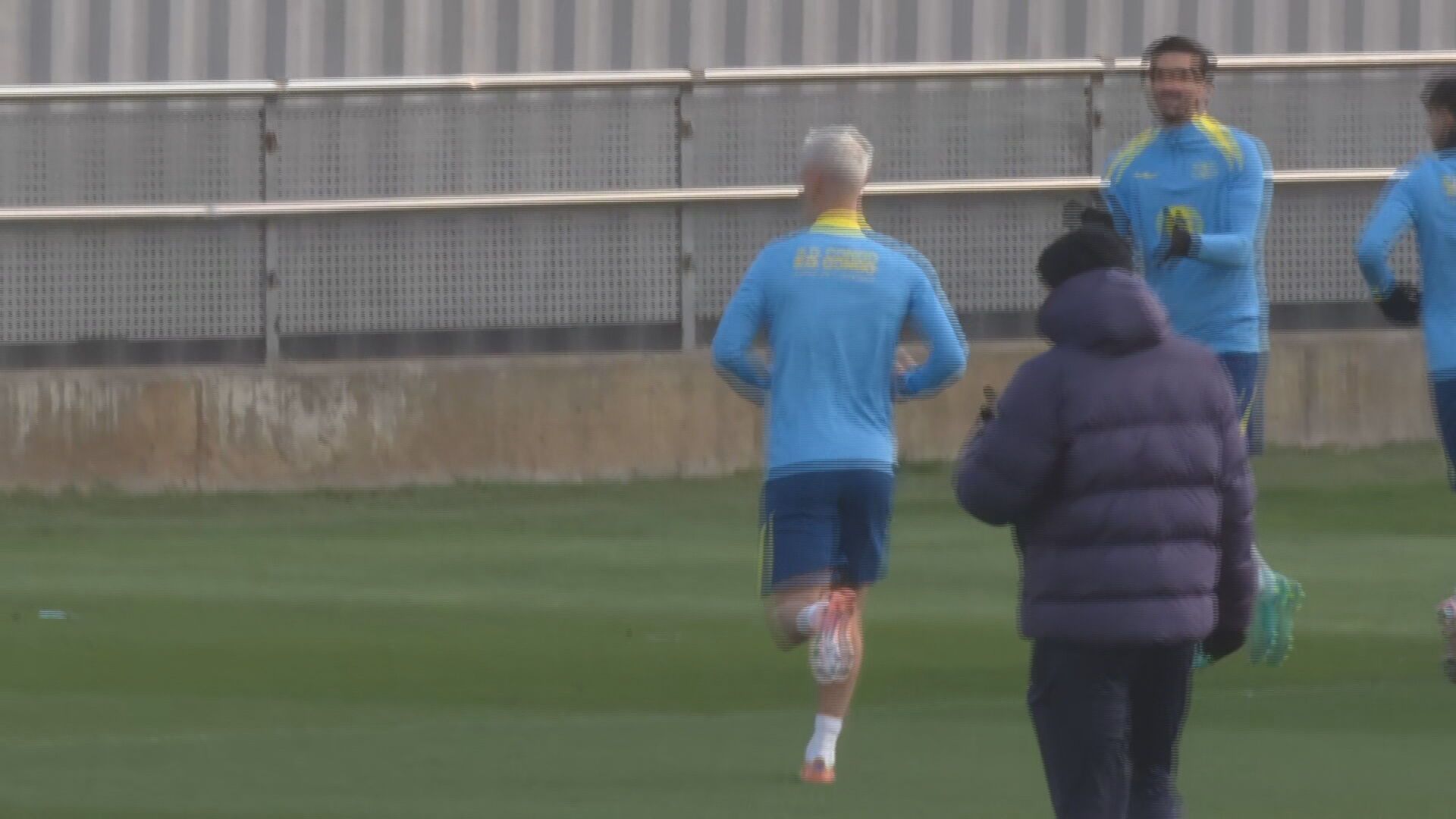 Dani Olmo llega tarde al entreno y Ferran le aplaude