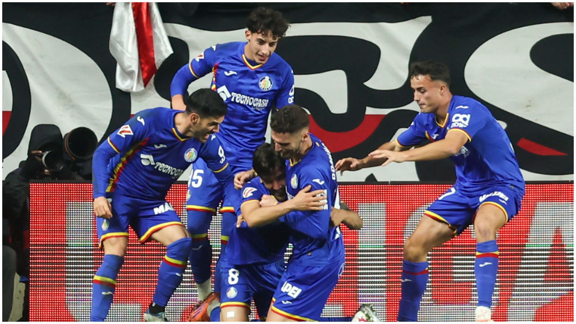 El Getafe celebra el gol de Arambarri