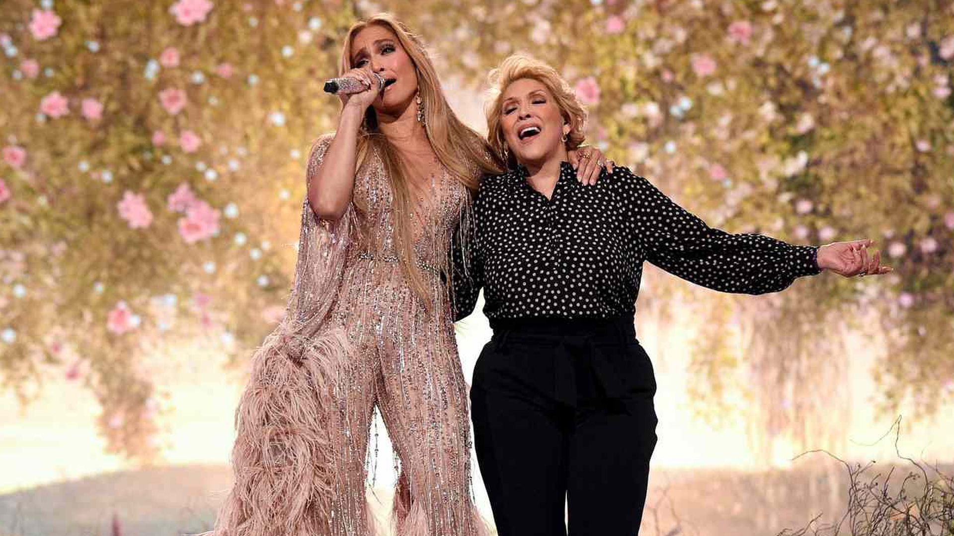 El momento en que Jennifer López cantó en el escenario con su madre en 2021 El momento en que Jennifer López cantó en el escenario con su madre en 2021