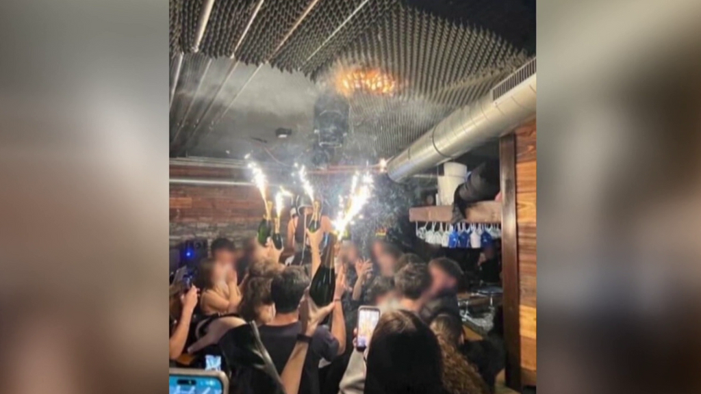 El momento exacto en que comenzó el trágico incendio de Suiza en Año Nuevo: testigos señalan a una bengala que incendió el techo del bar en Crans-Montana