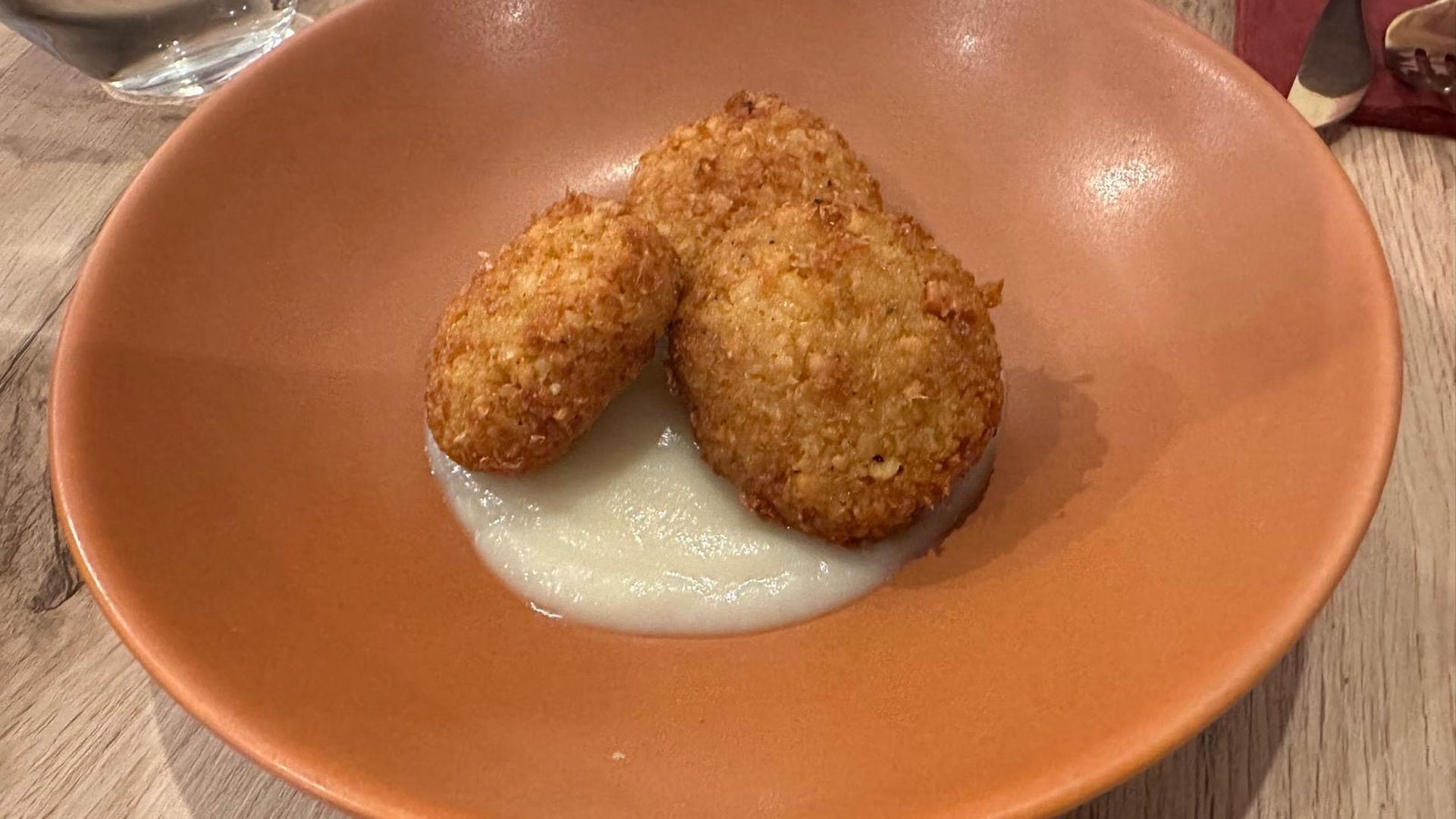 Falafel sobre crema de apionabo.