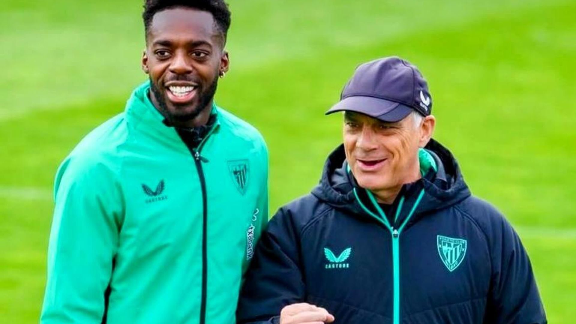 Iñaki Williams y Jon Aspiazu en un entrenamiento en Lezama