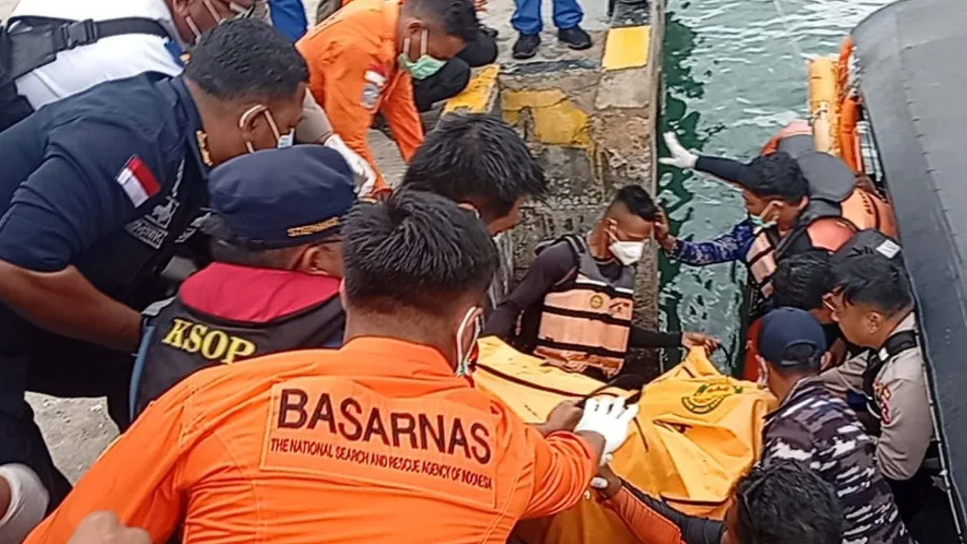 Los equipos de rescate encuentran un cadáver en la búsqueda de Fernando Martín y sus hijos