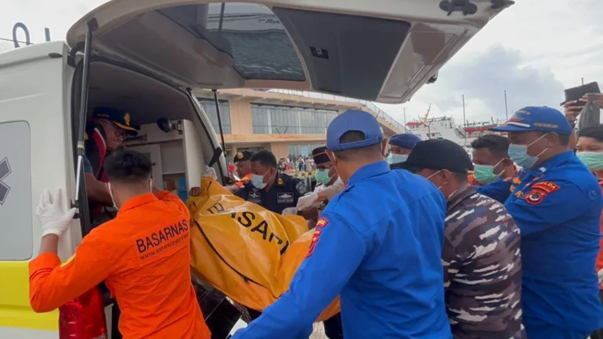 Los equipos de rescate que buscan el cuerpo de Fernando Martín y sus hijos