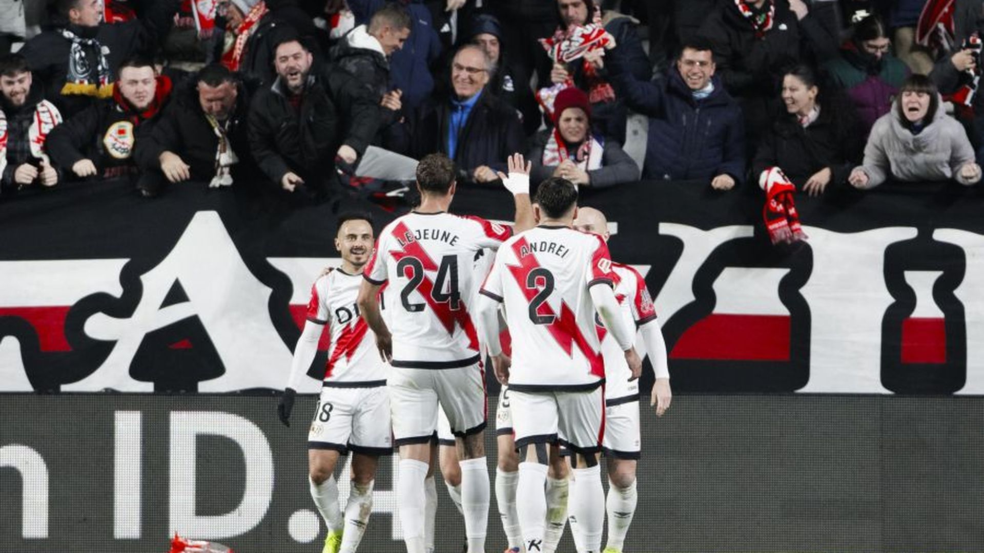Los jugadores del Rayo celebran el gol ante el Getafe.