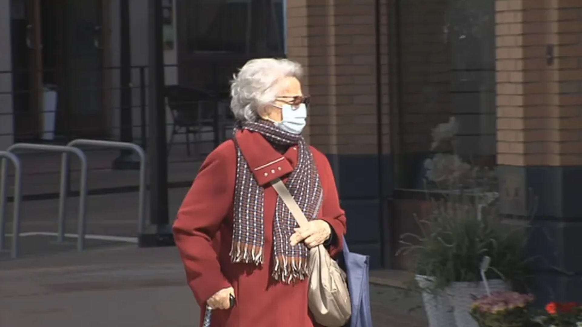 Persona mayor paseando.