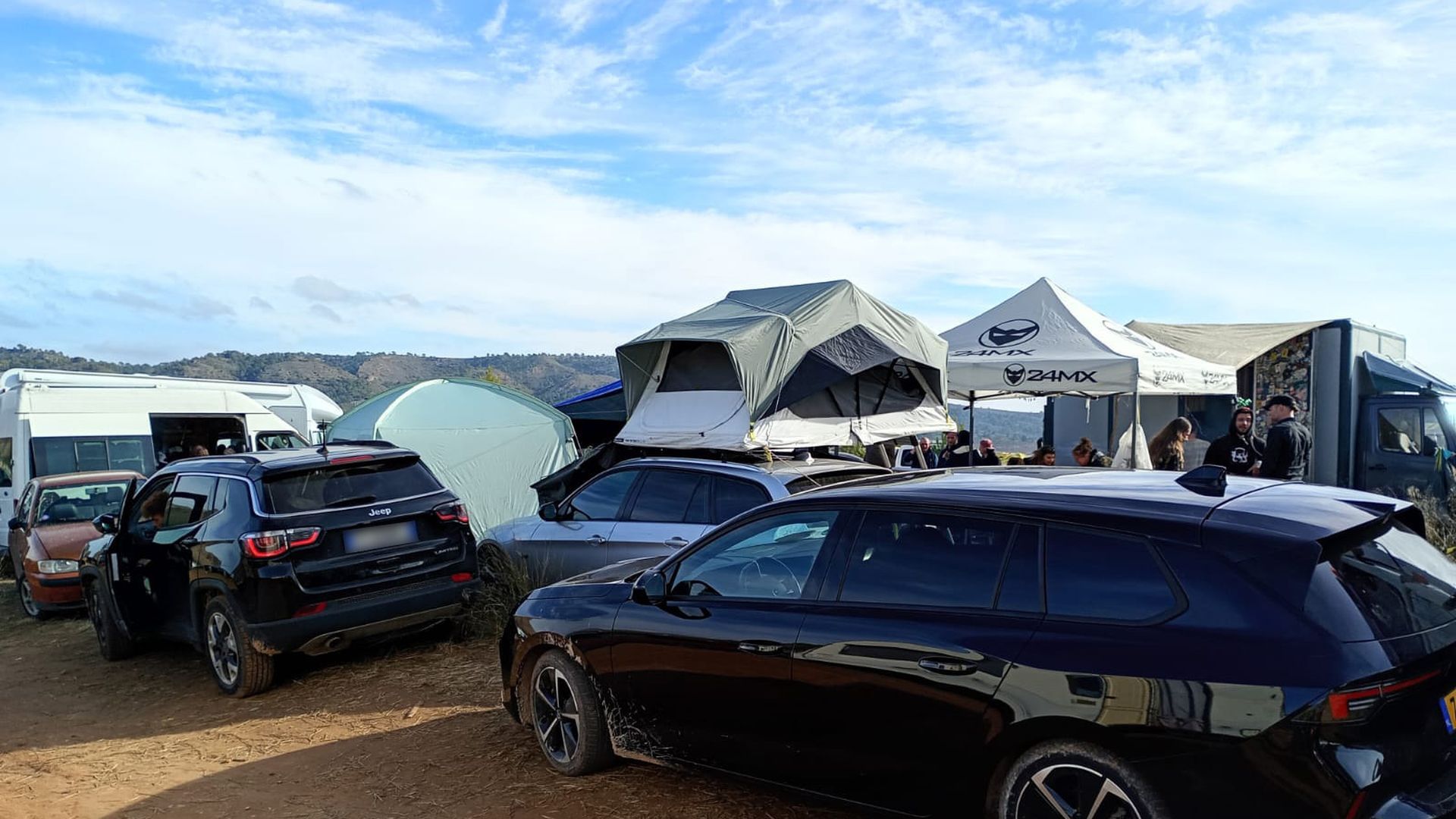 Rave en el entorno del embalse de El Cenajo, Albacete, con la asistencia de 1.000 caravanas y furgonetas