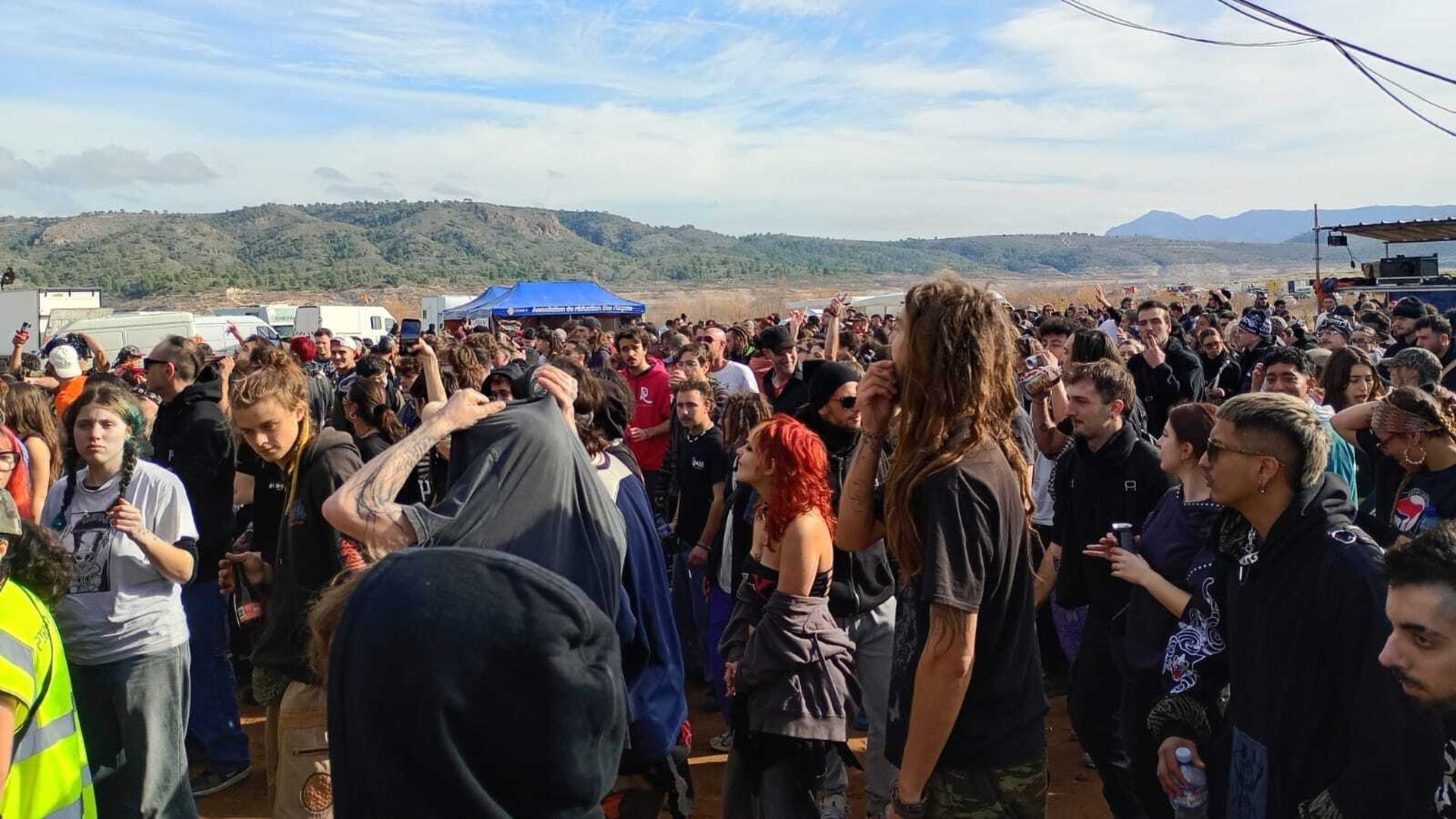 Rave en el entorno del embalse de El Cenajo, Albacete, con la asistencia de 1.000 caravanas y furgonetas Rave en el entorno del embalse de El Cenajo, Albacete, con la asistencia de 1.000 caravanas y furgonetas