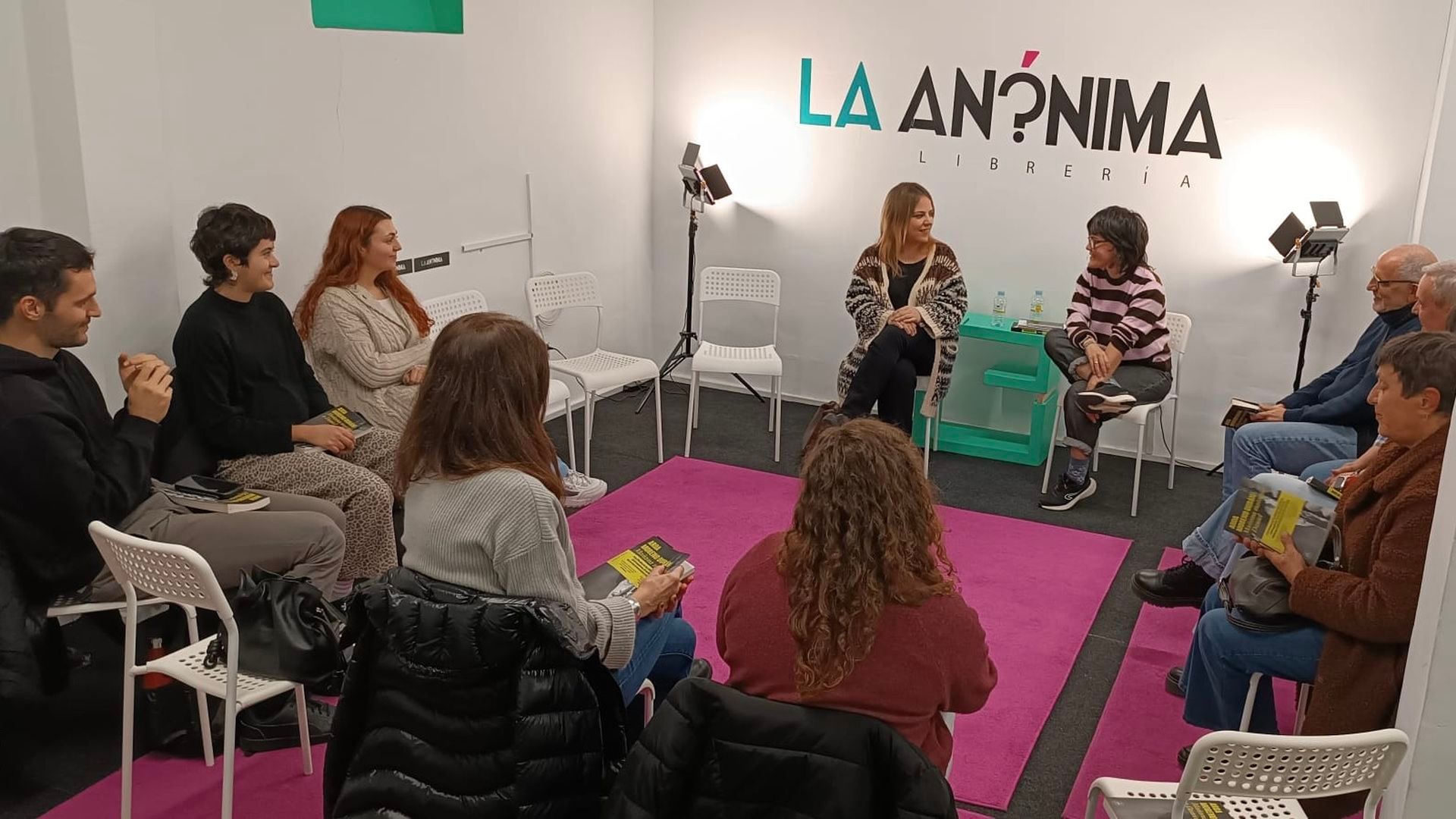Reunión de uno de los clubes de lectura de la librería La Anónima (Madrid)