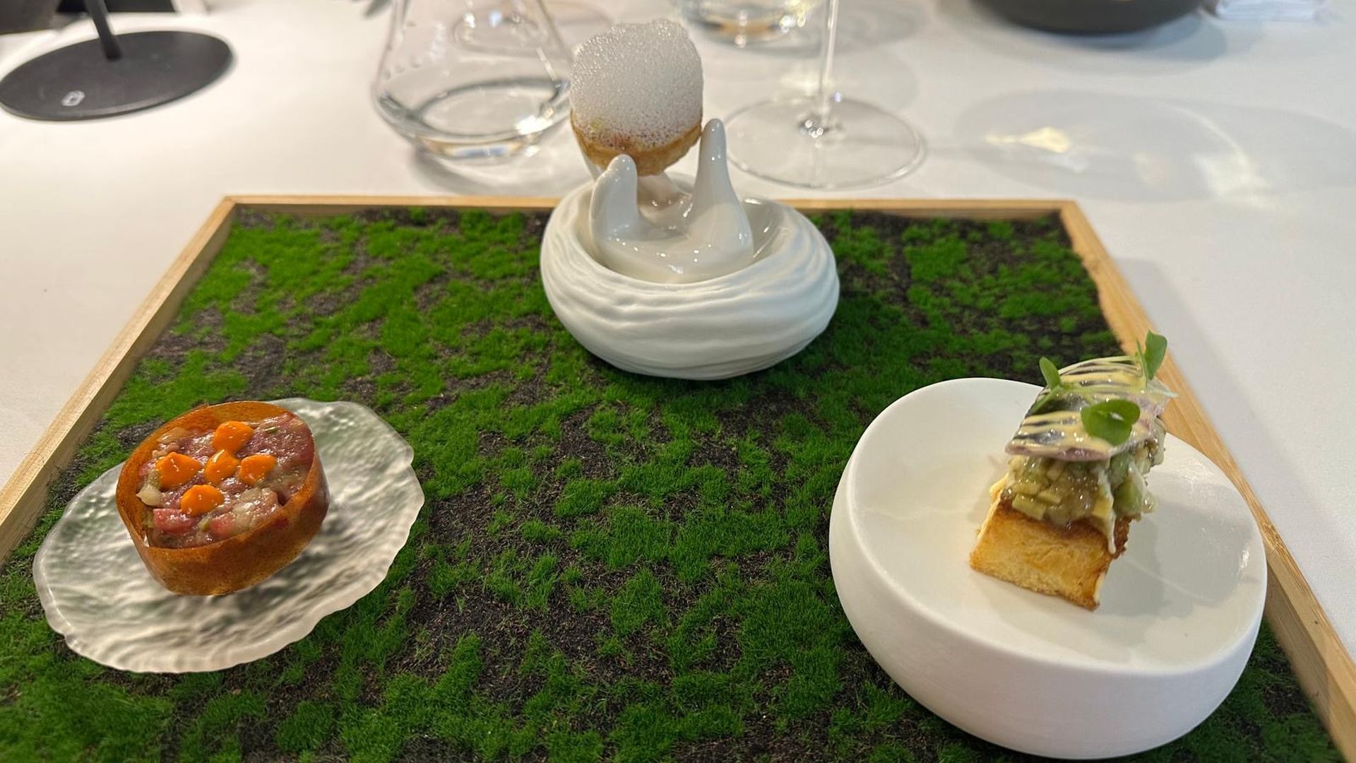 Tartar de chuleta. Trucha. Brioche de sardina