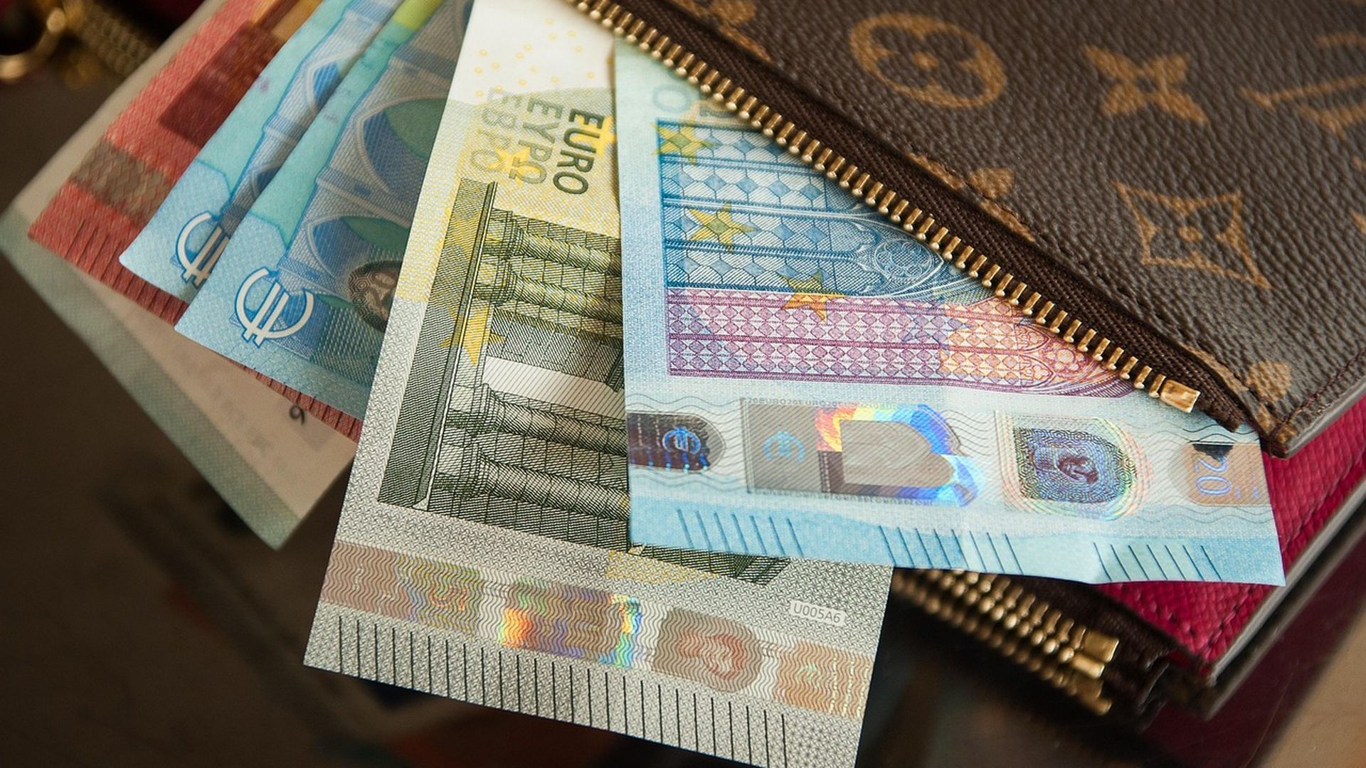 Una cartera con billetes Una cartera con billetes