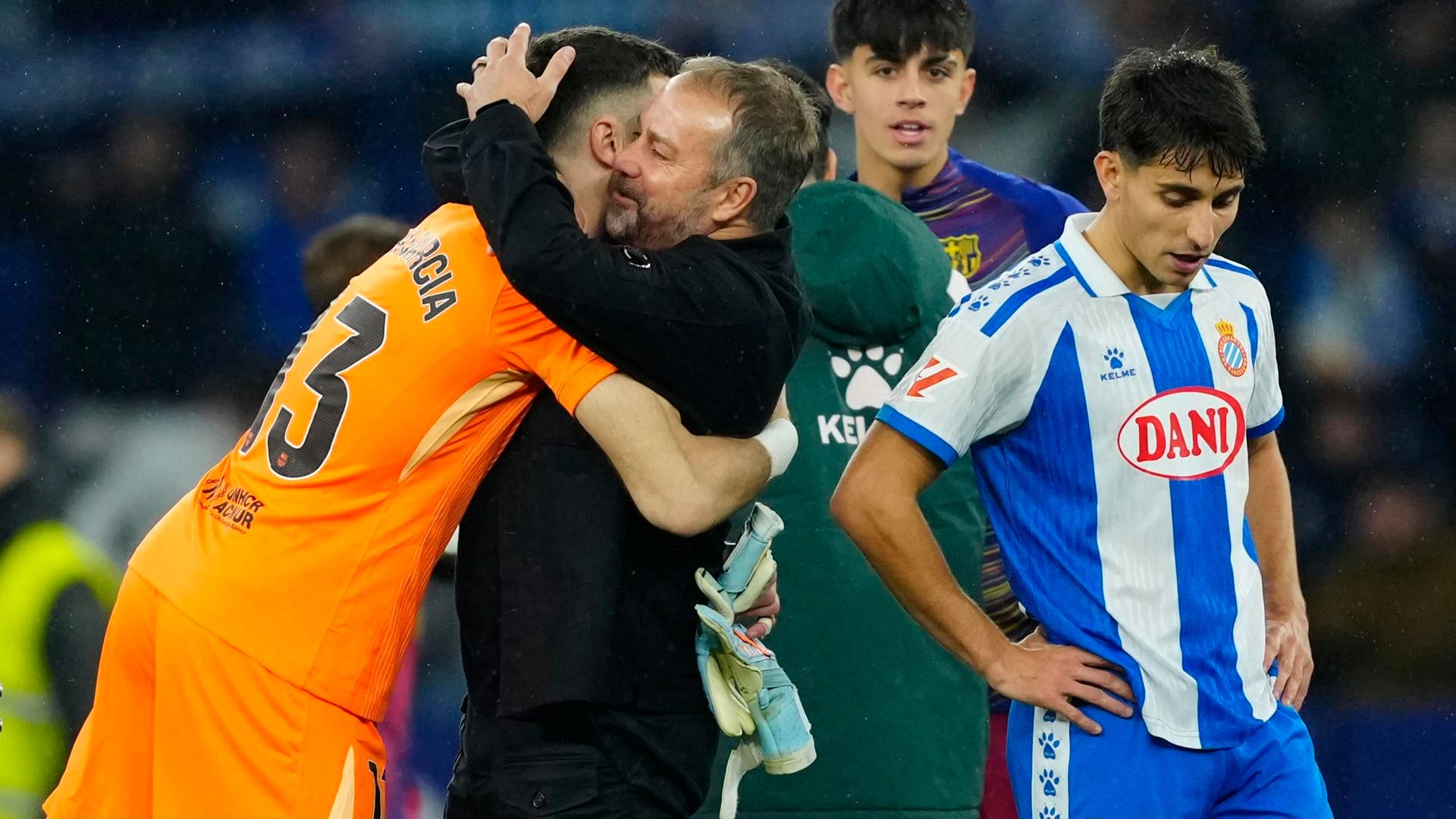 Joan García se abraza a Hansi Flick tras el Espanyol-Barcelona