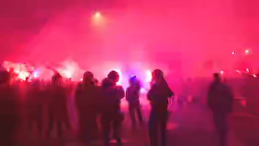 Ambiente caliente con bengalas e insultos a Joan García para el Espanyol-Barça