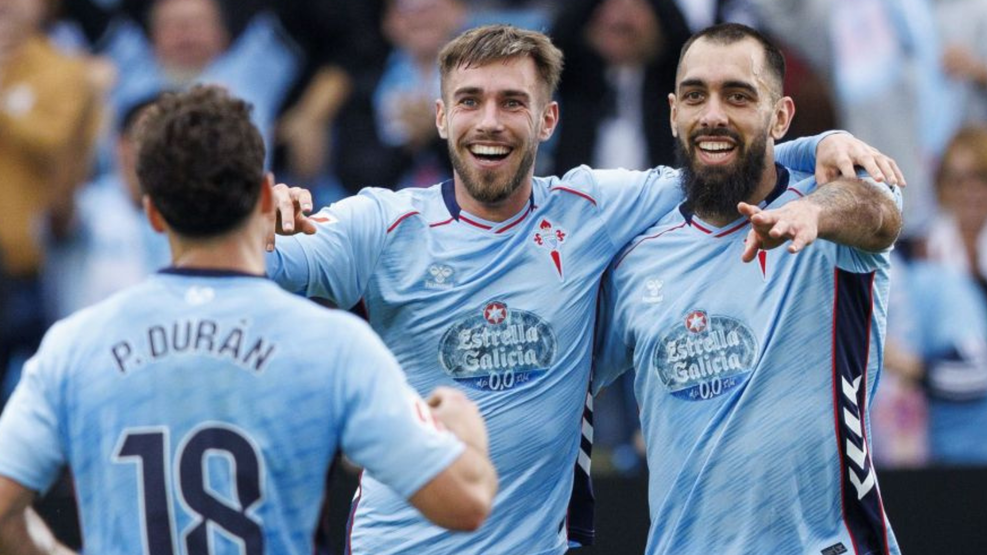 Borja Iglesias celebra un gol con Mingueza y Pablo Durán