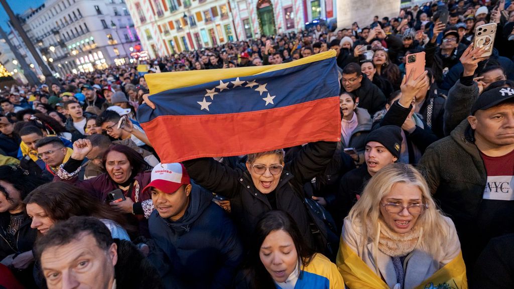 Centenares de venezolanos se concentran en Sol para celebrar la detención de Maduro al grito de "y ya cayó, y ya cayó"