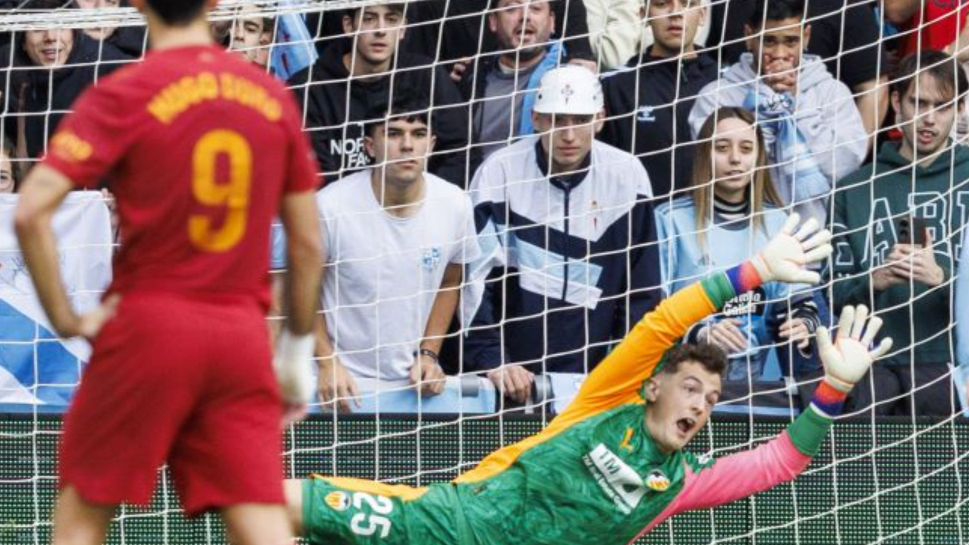 Hugo Duro mira a Agirrezabala en Balaídos