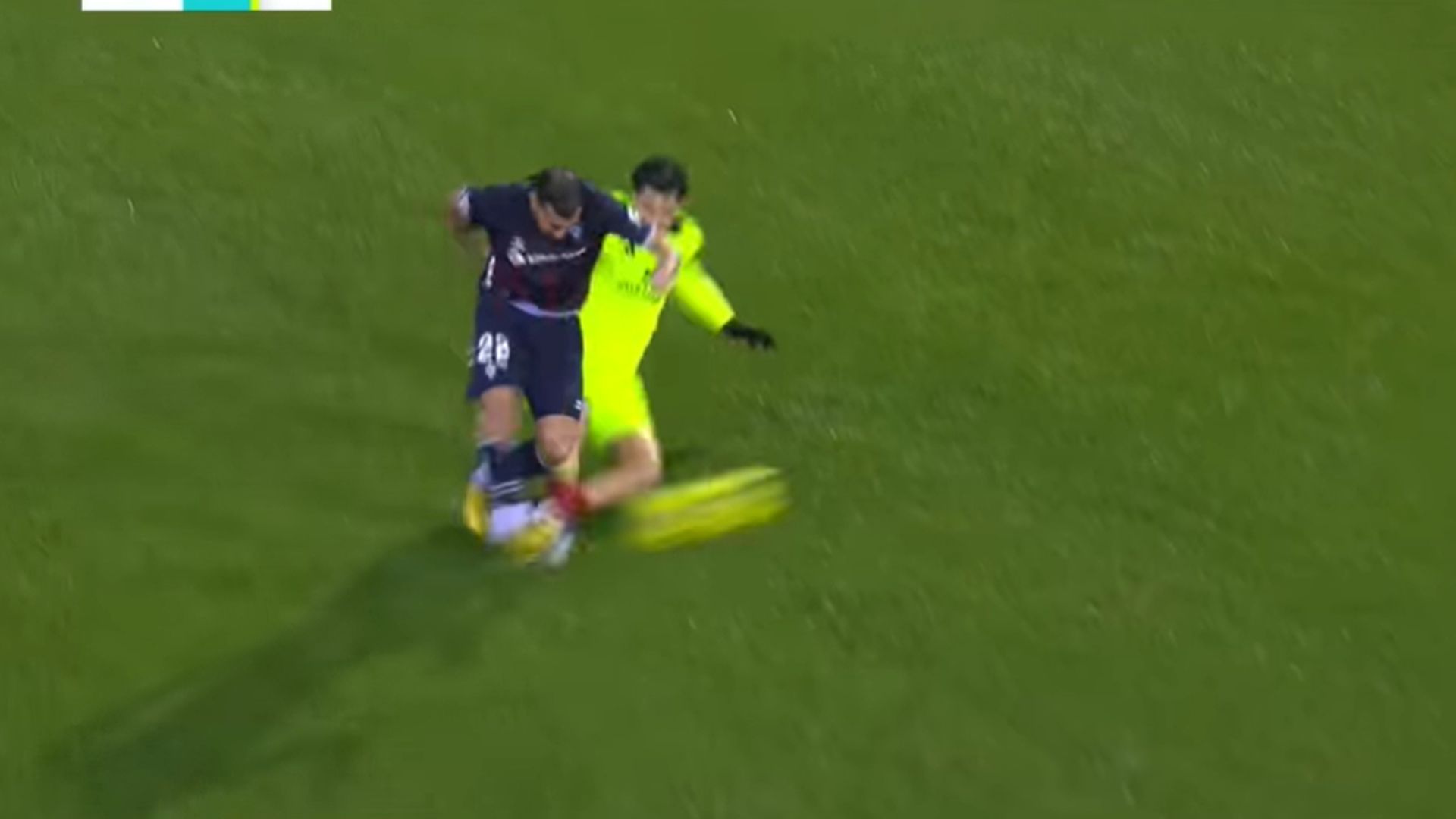 La entrada de Gonzalo Petit ante el Eibar. La entrada de Gonzalo Petit ante el Eibar.