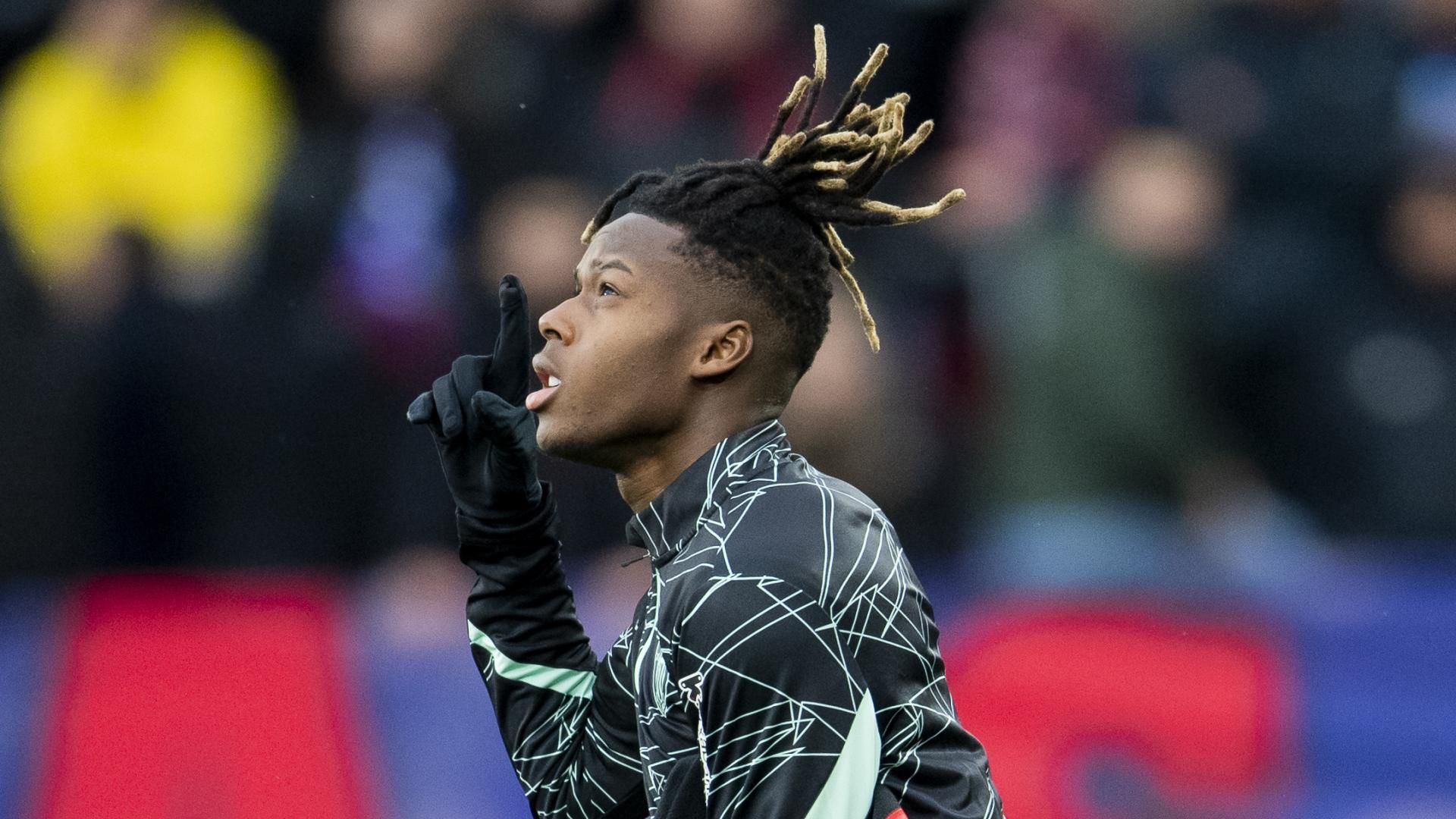 Nico Williams reza listo para jugar en El Sadar