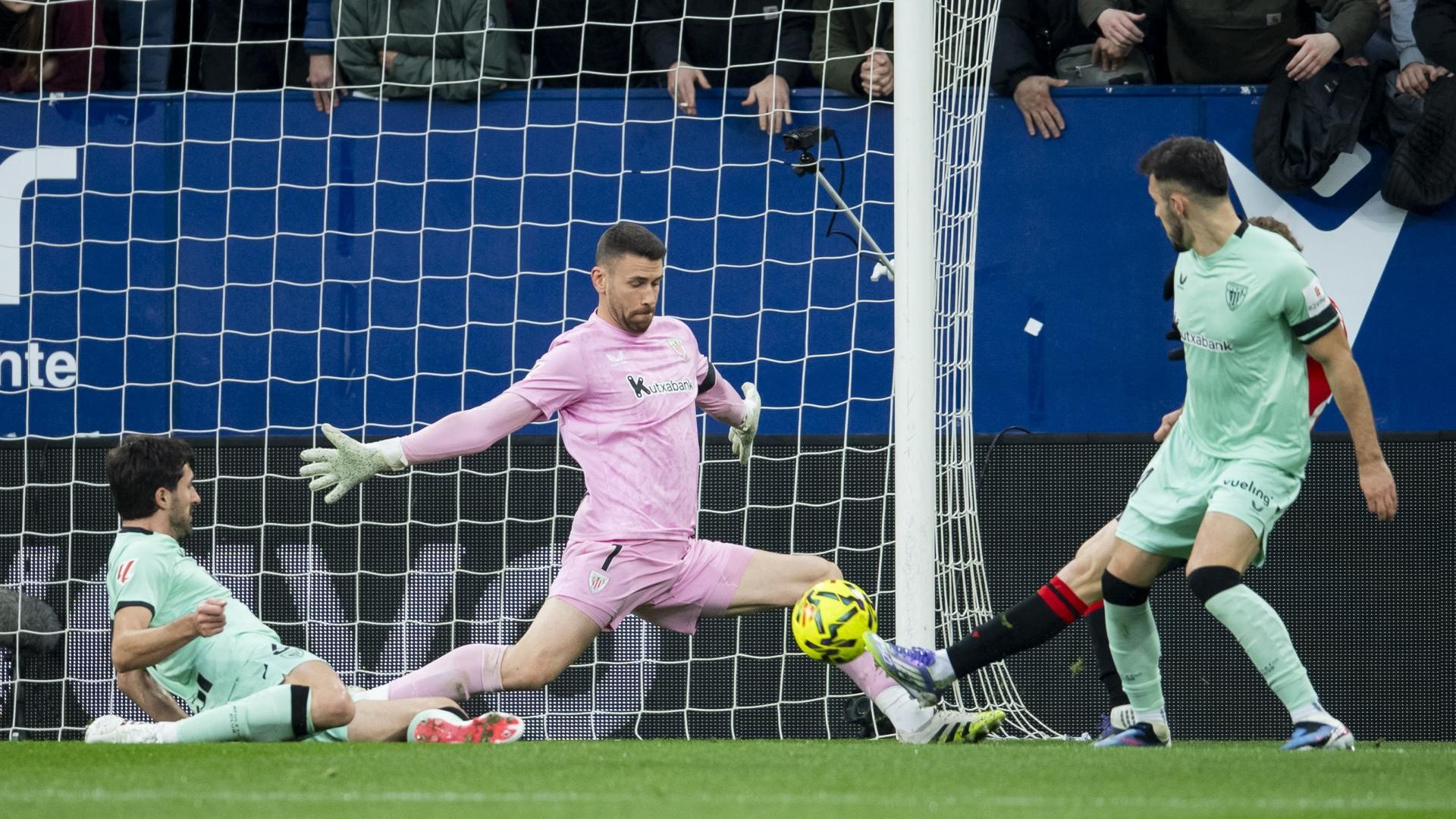 Parada de Unai Simón en El Sadar ante Osasuna