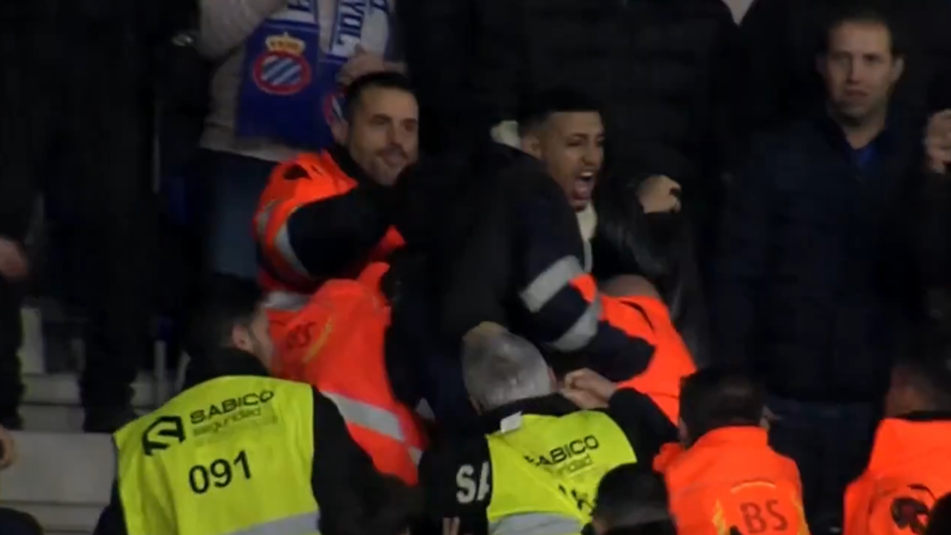 Miembros de seguridad se llevan al aficionado del Barça