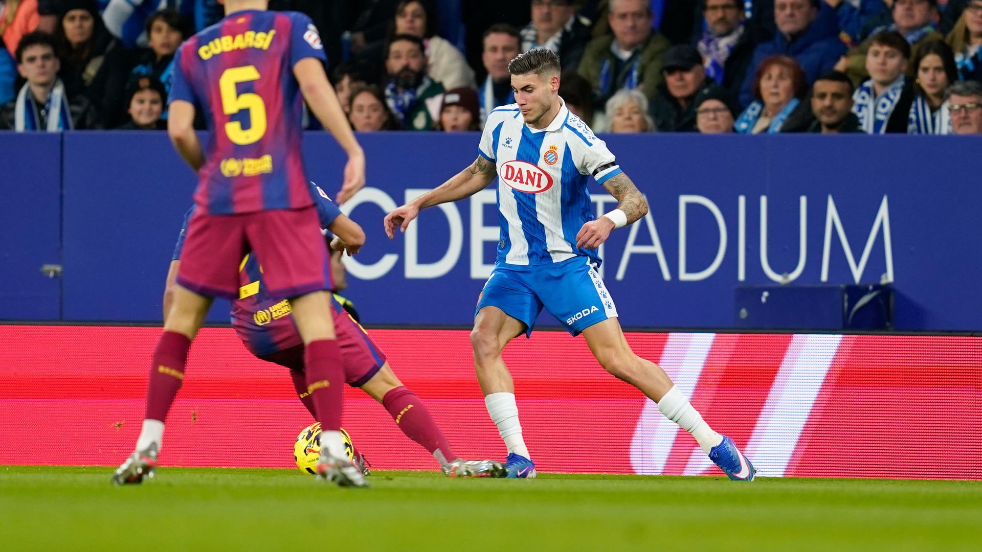 Roberto Fernández controla un balón en el derbi