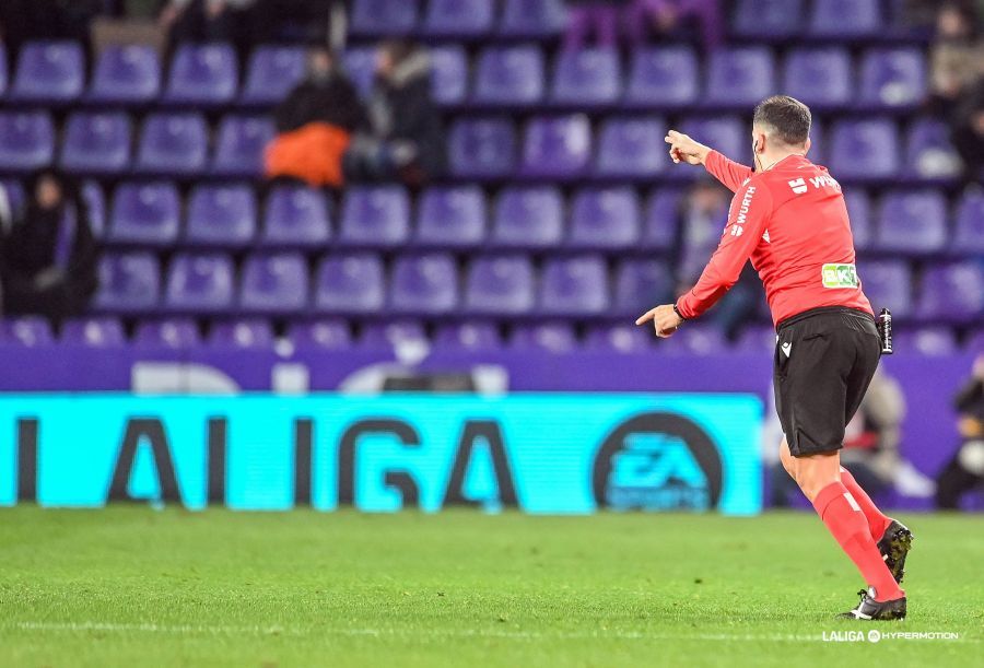 Sánchez Villalobos pita el inexistente penalti de Tomeo.