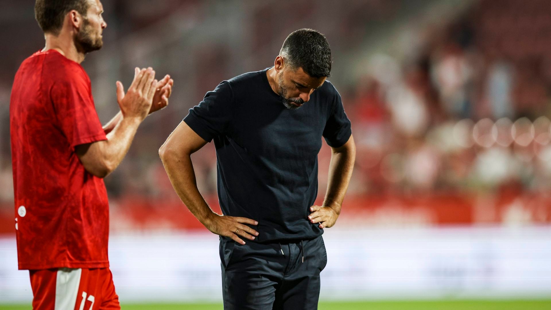 Míchel se lamenta en un partido del Girona