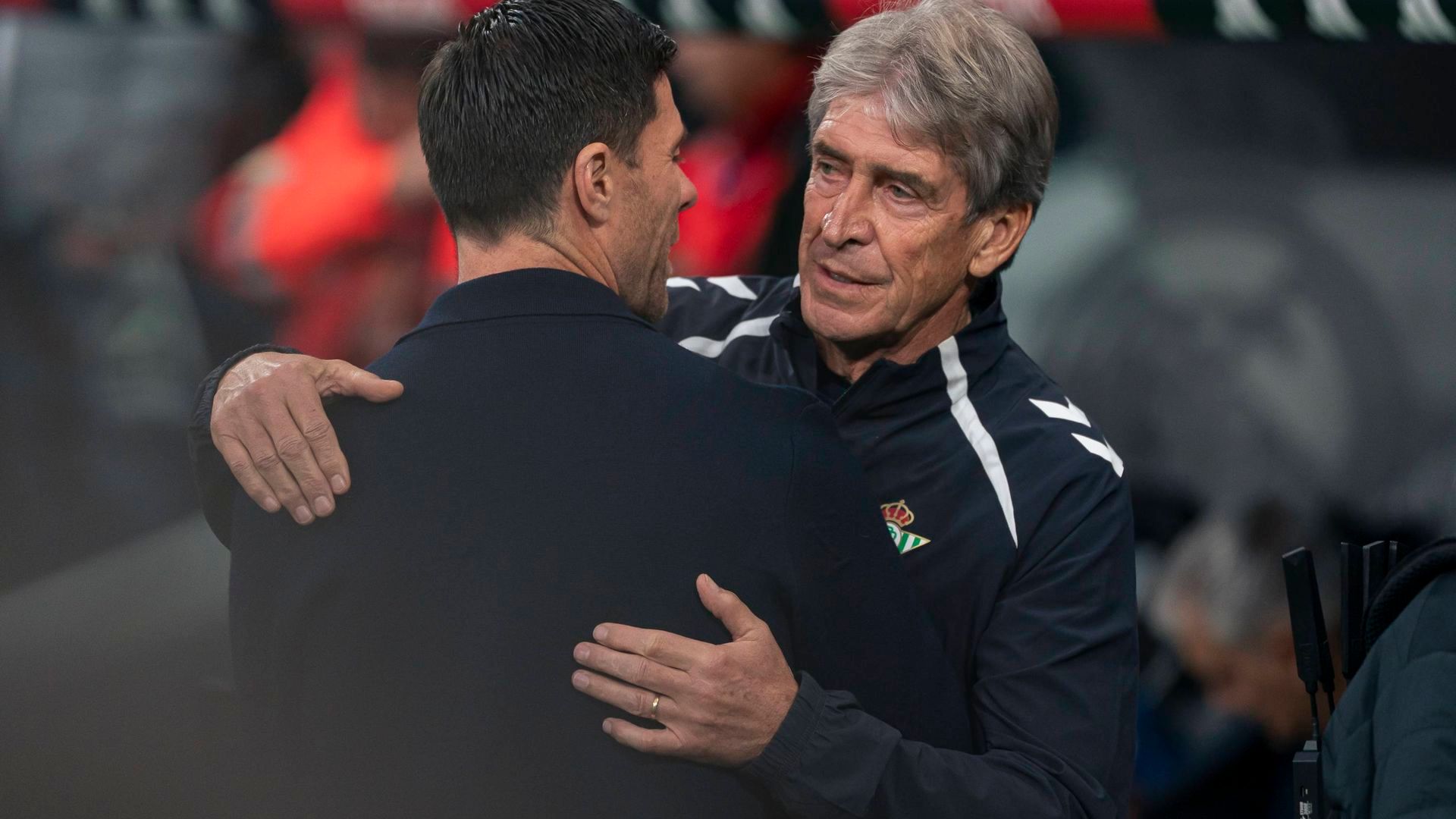 Xabi Alonso y Manuel Pellegrini se saludan antes del Real Madrid-Betis