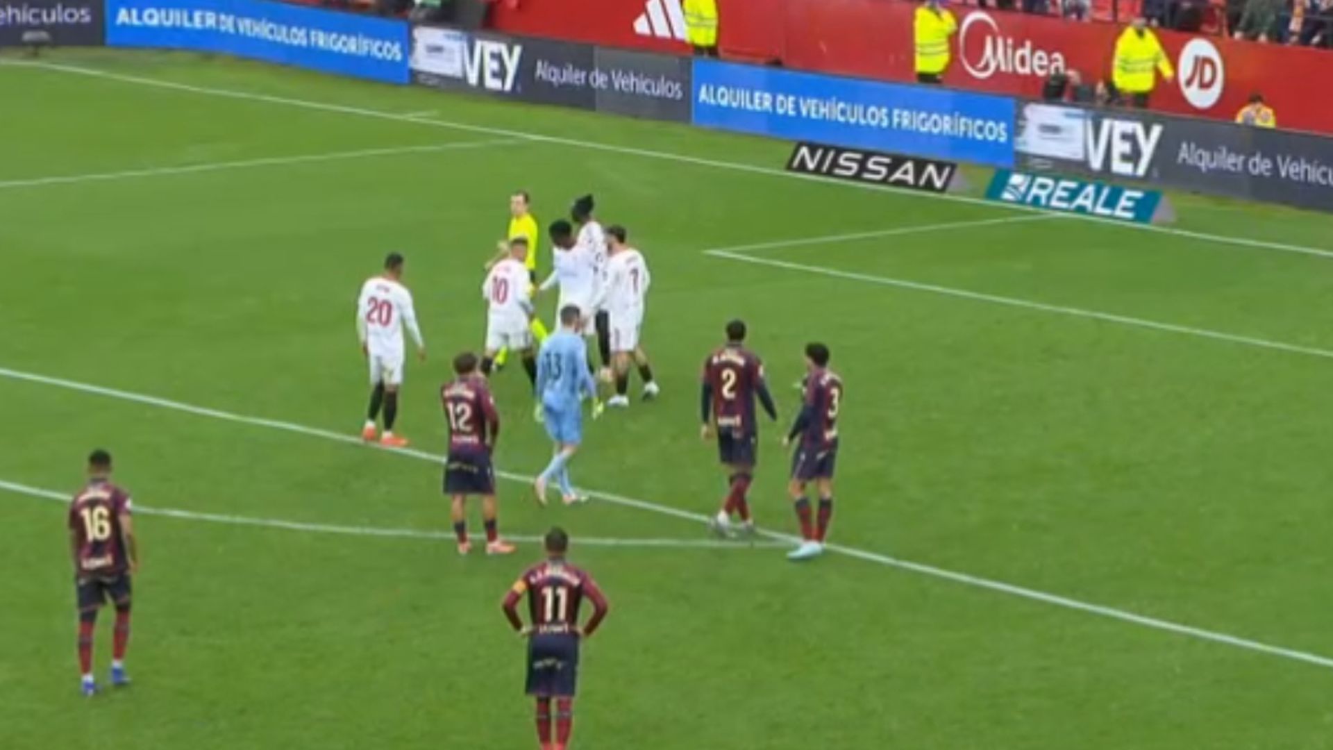 Captura de los momentos previos al penalti de Isaac Romero.