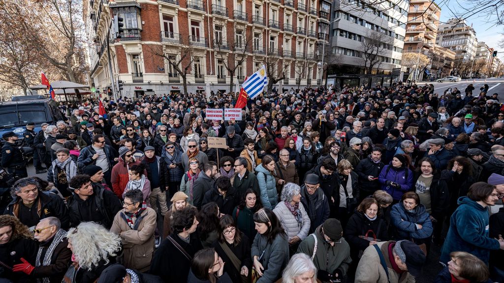 Centenares de manifestantes protestan por la detención de Nicolás Maduro ante la Embajada de EEUU en Madrid: "Yankees terroristas"