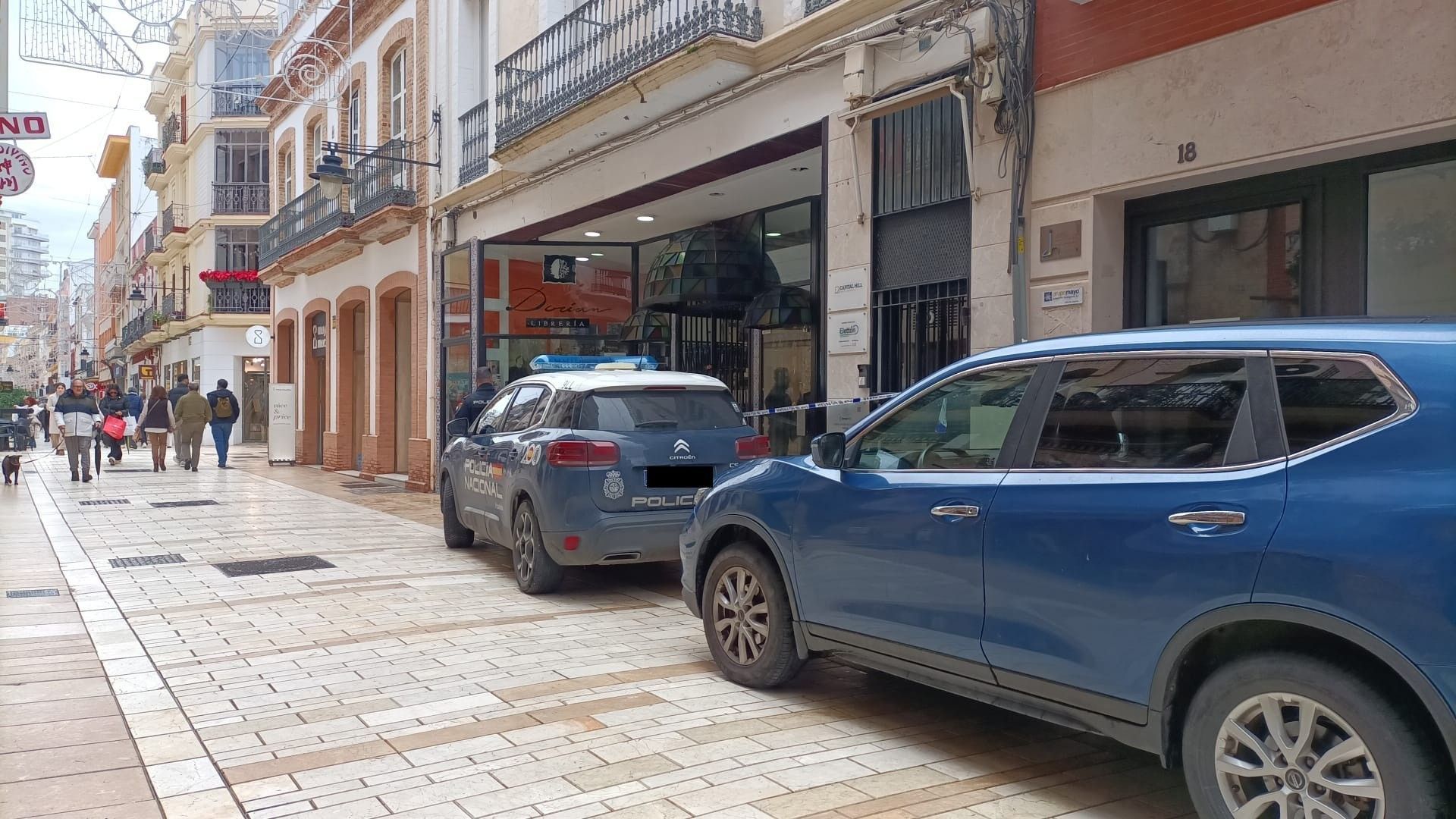 Efectivos policiales en la calle Arquitecto Pérez Carasa.