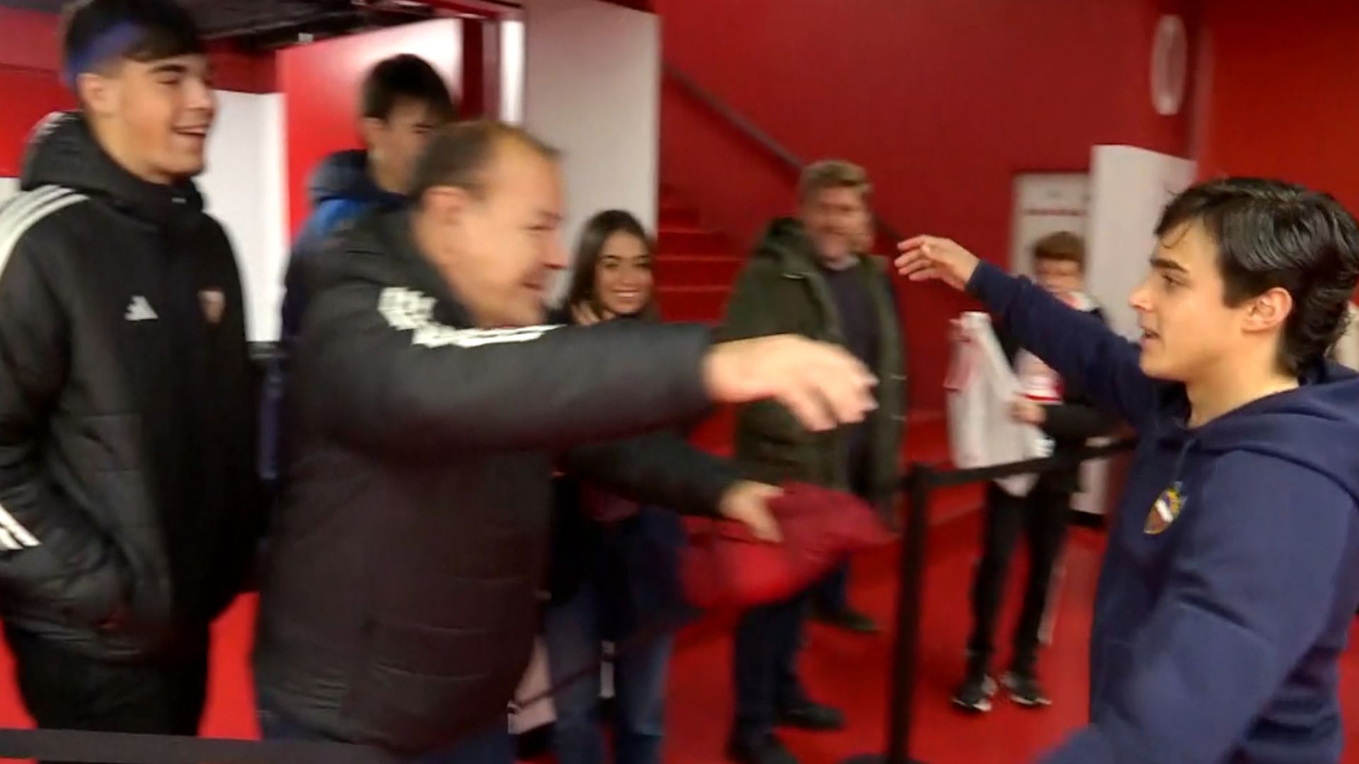 El abrazo de Carlos Álvarez con Ernesto Chao.