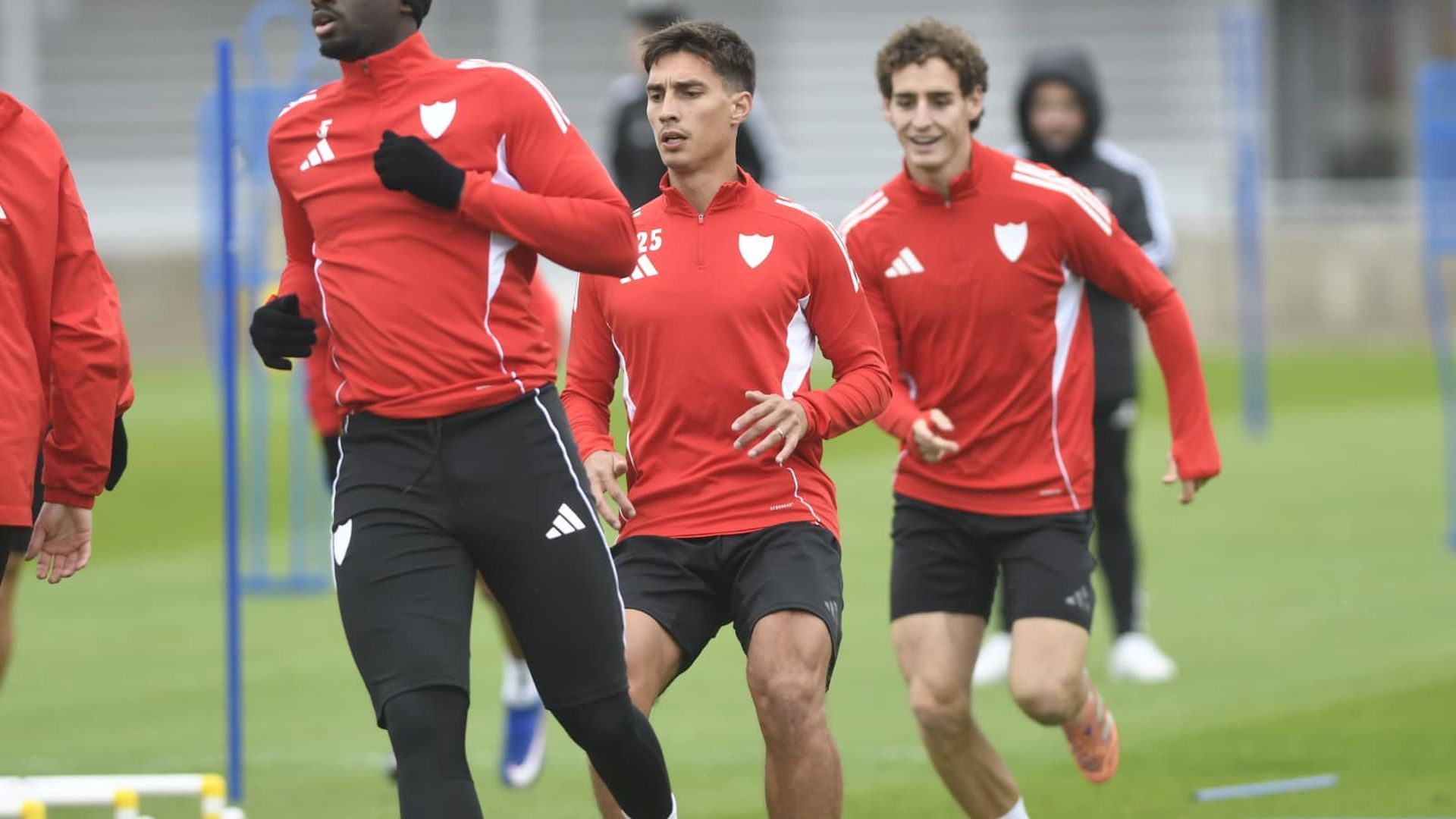 Fede Gattoni, junto a Tanguy Nianzou y Manu Bueno.