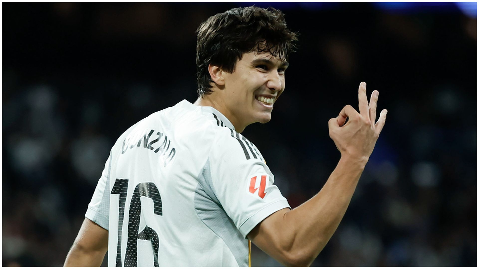 Gonzalo García celebra su hat-trick ante el Betis