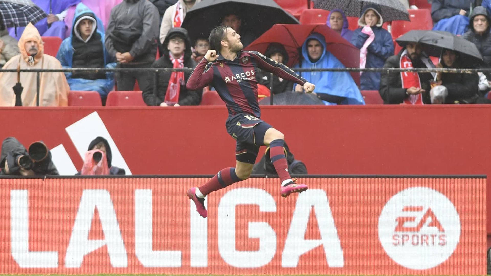 Iker Losada celebra su gol en el Sevilla-Levante