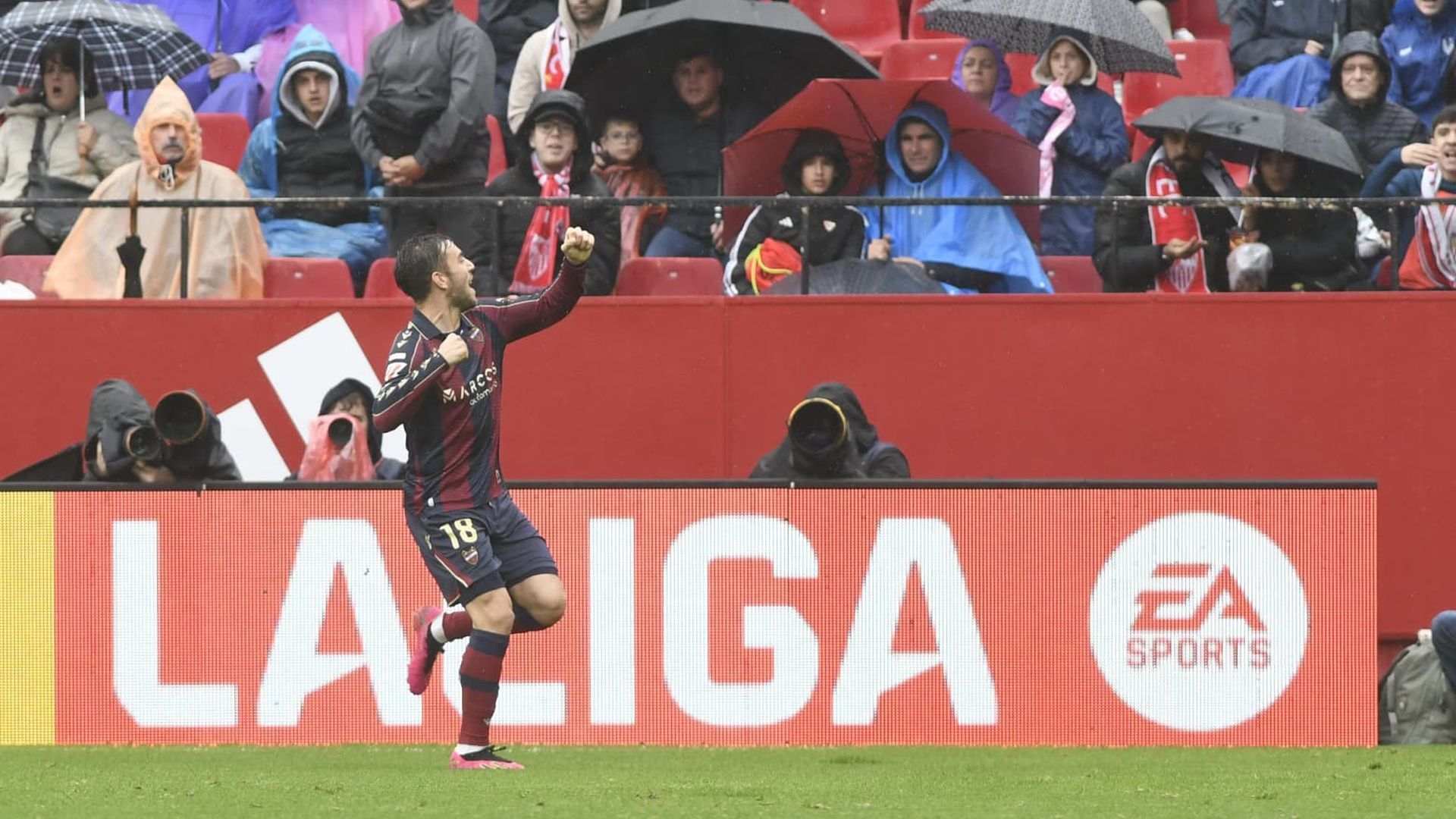 Iker Losada celebra su gol en el Sevilla-Levante