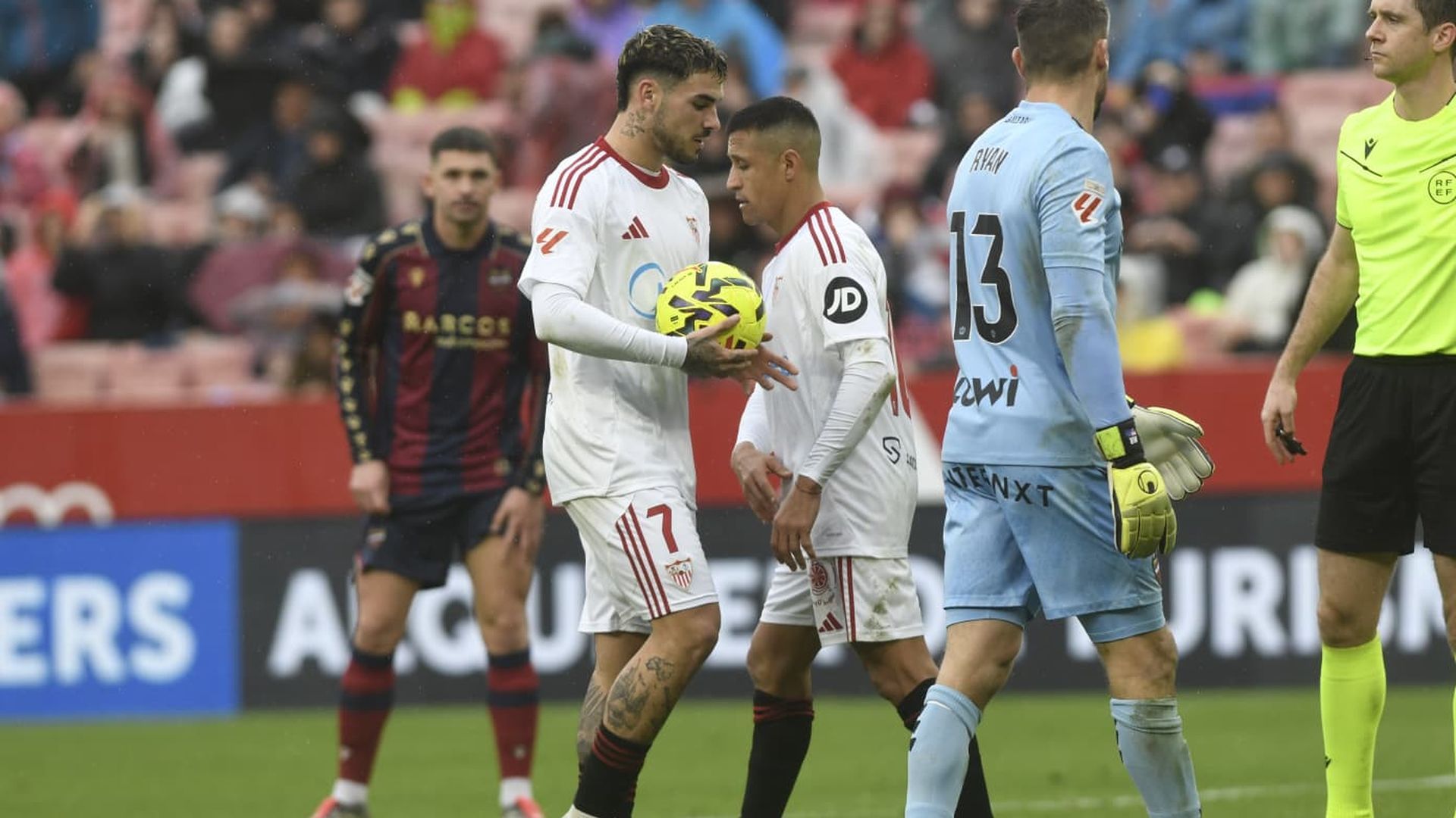 Isaac Romero se dispone a chutar un penalti en el Sevilla-Levante