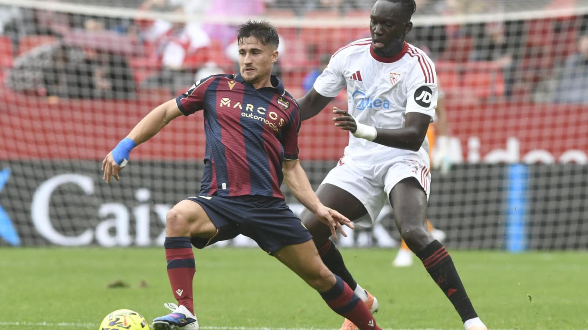 Iván Romero ante Batista Mendy