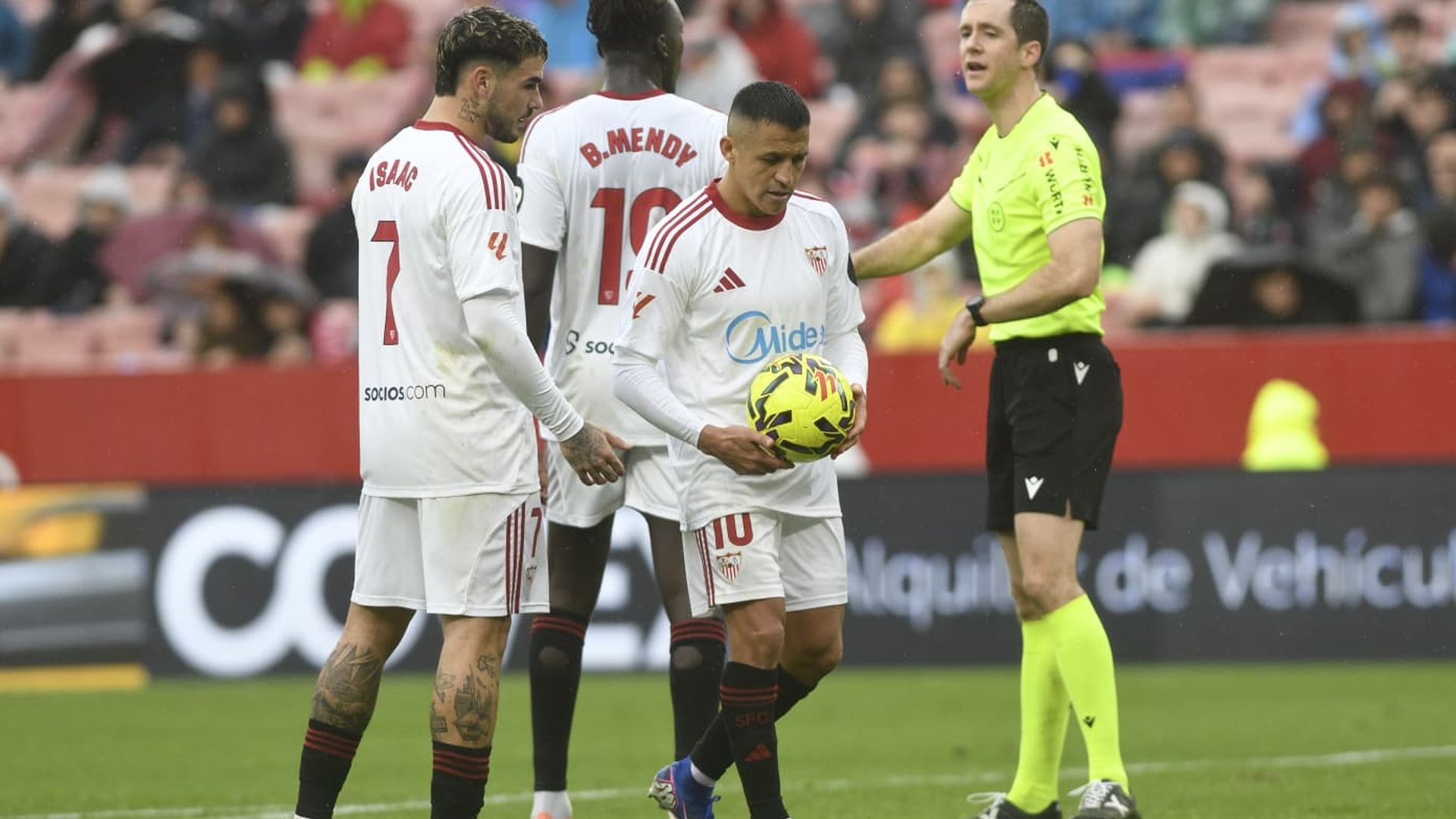 La charla de Isaac Romero con Alexis Sánchez.