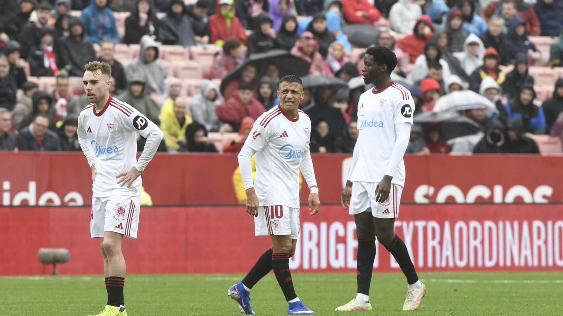 Peque Fernández, Alexis Sánchez y Lucién Agoumé, ante el Levante. Peque Fernández, Alexis Sánchez y Lucién Agoumé, ante el Levante.