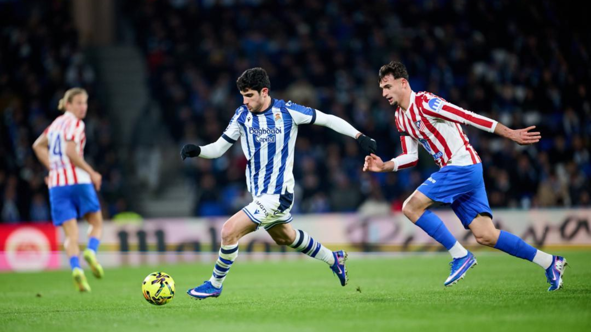 Guedes, ante Pubill en el Real Sociedad-Atlético