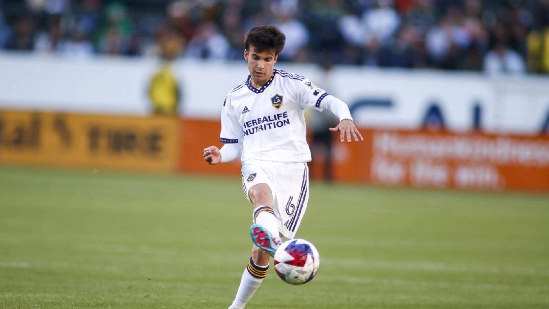 Riqui Puig da un pase con Los Angeles Galaxy