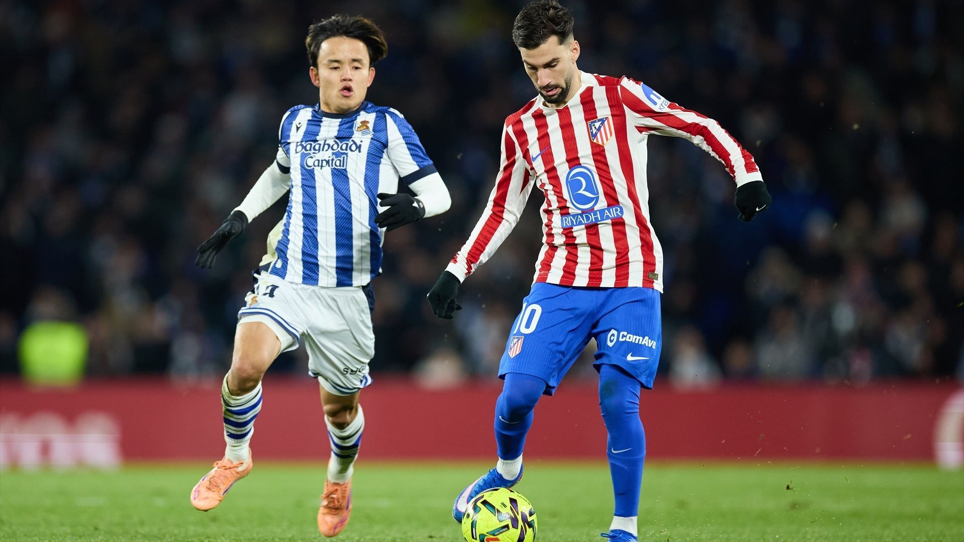 Take Kubo y Álex Baena, en el Real Sociedad-Atlético de Madrid