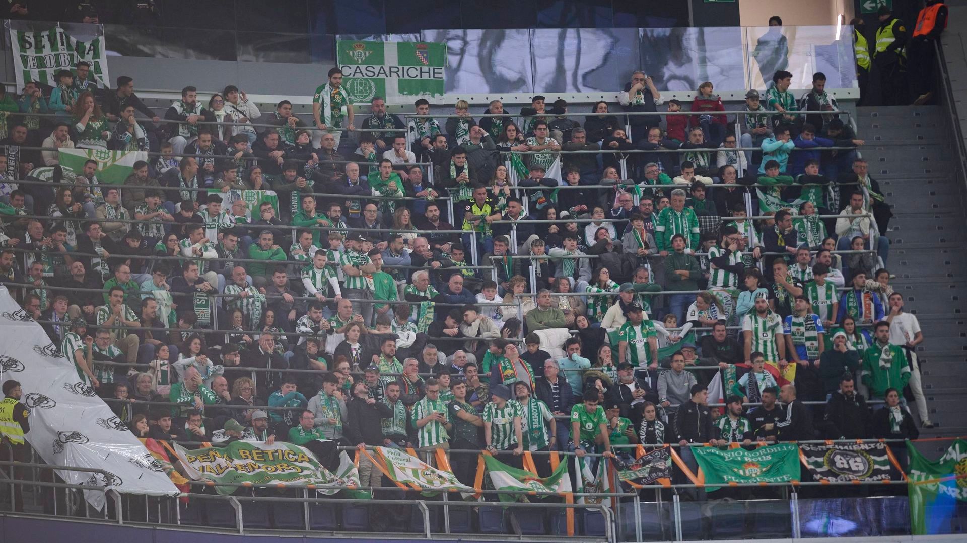 Aficionados del Betis, en las gradas del Bernabéu