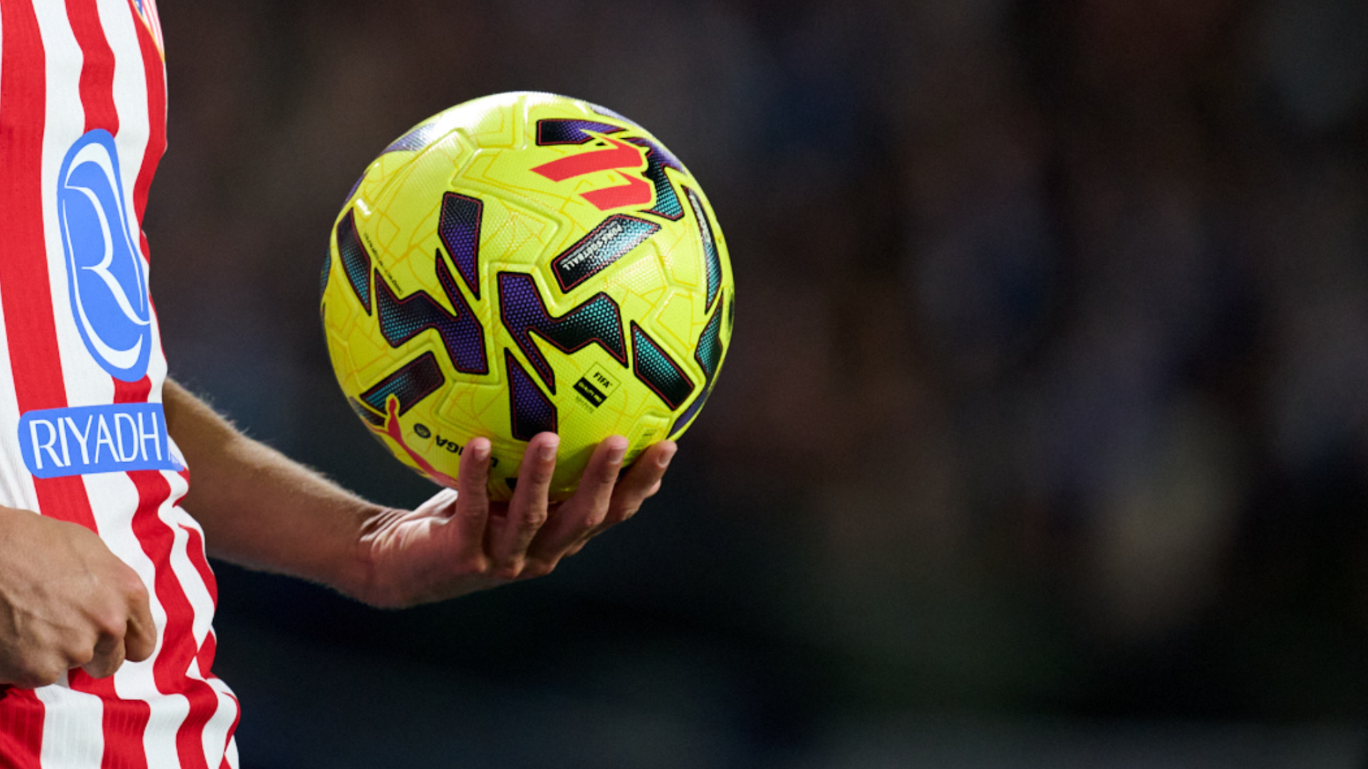 El balón de LaLiga, en un partido del Atlético El balón de LaLiga, en un partido del Atlético