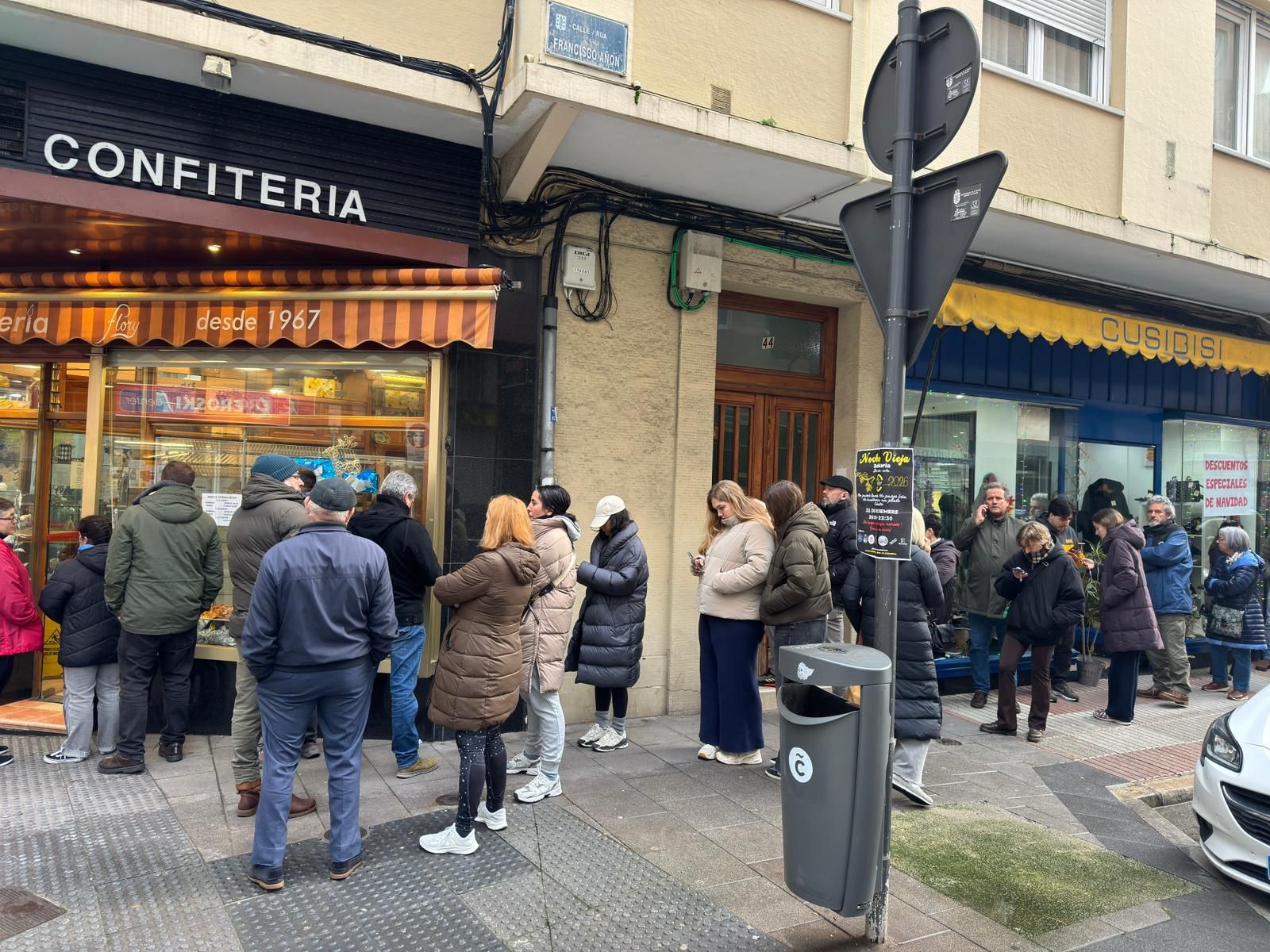 Colas a las puertas de una confitería coruñesa en víspera de Reyes para conseguir un roscón