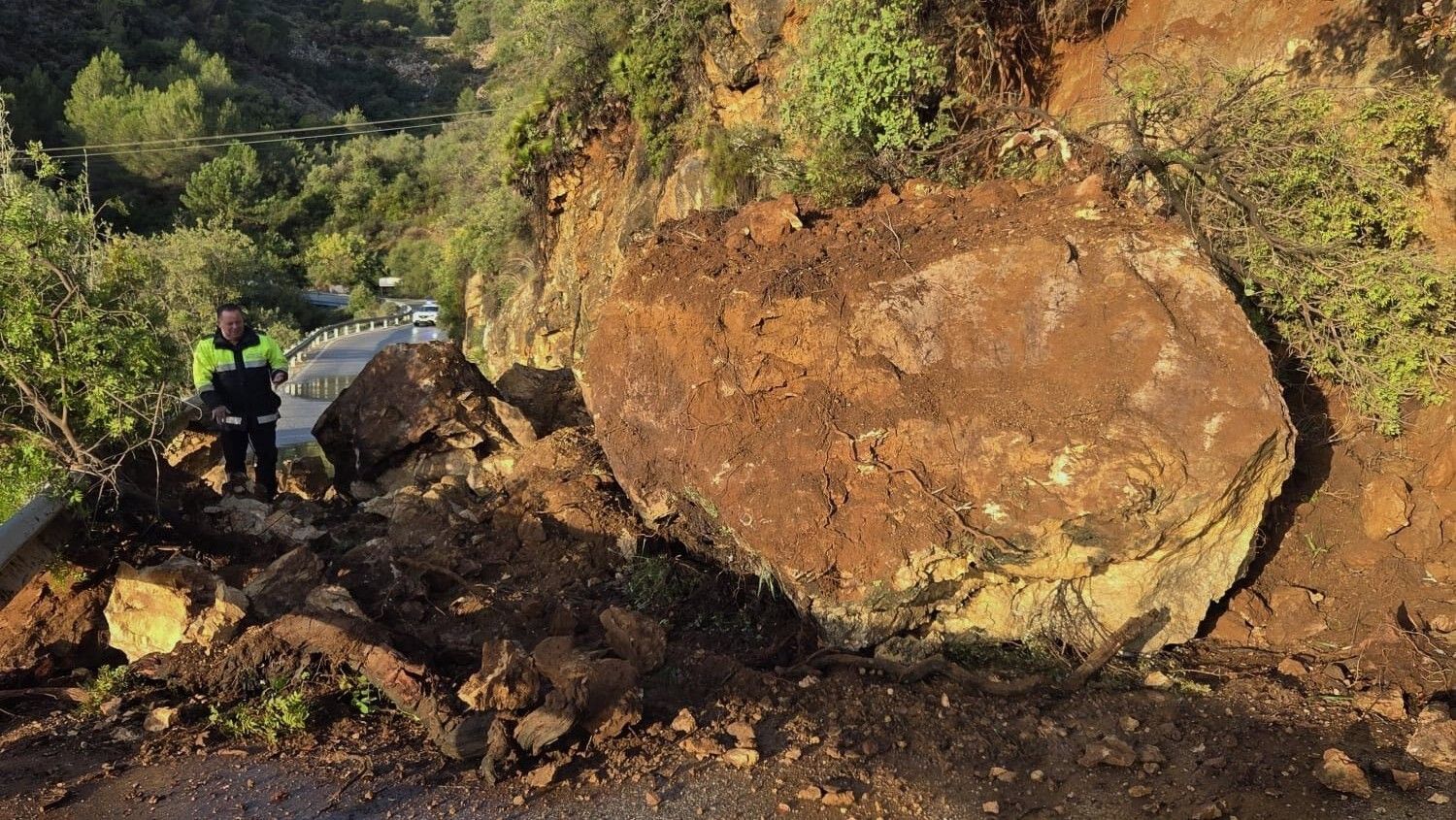 Corte en la carretera A-7103, en Málaga por un desprendimiento de tierra causado por las lluvias