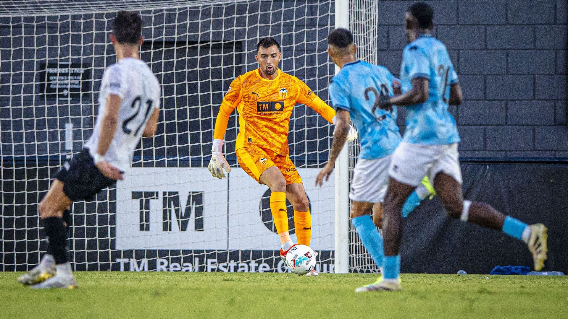 Cristian Rivero juega con el Valencia CF