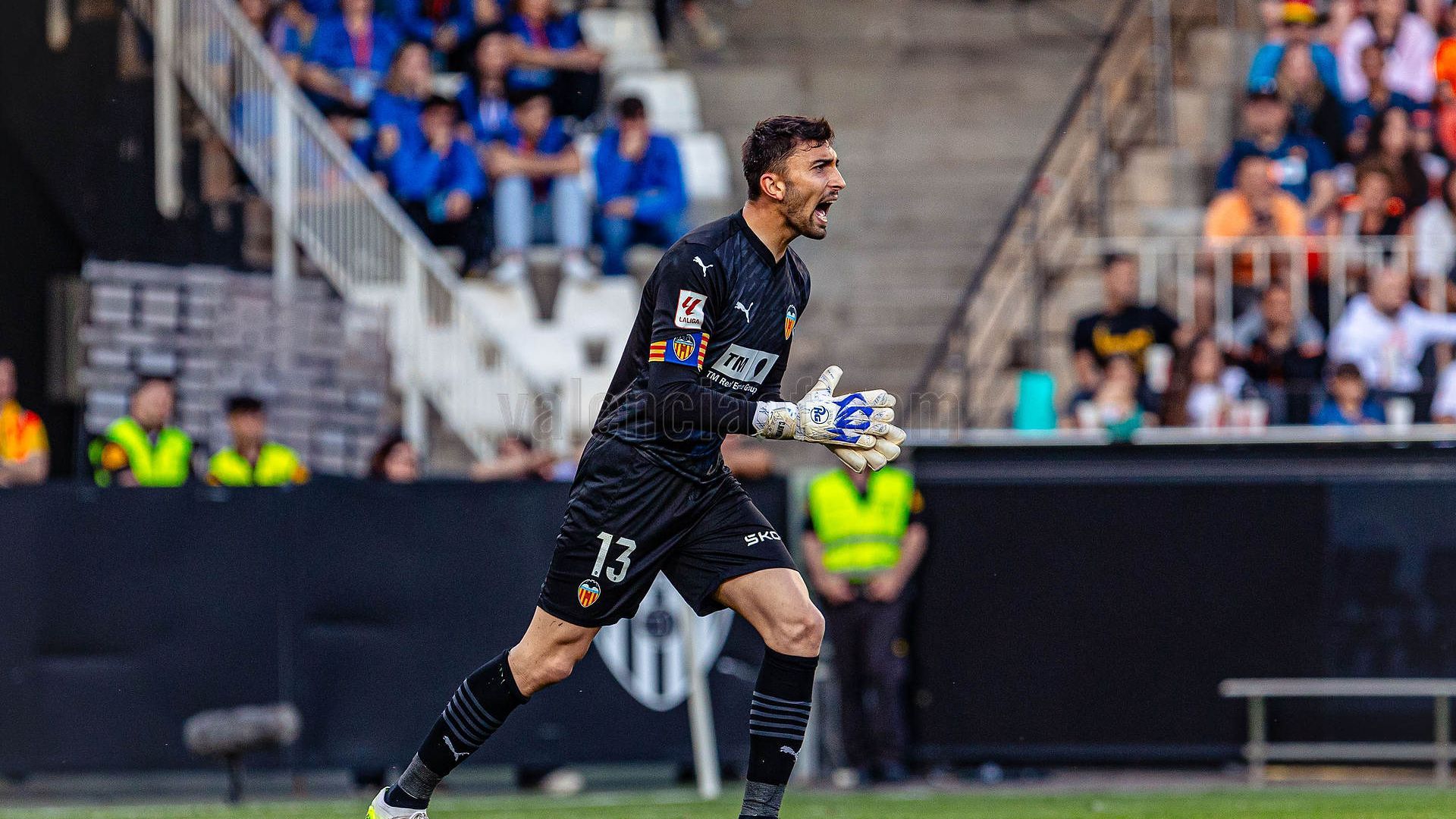 Cristian Rivero juega con el Valencia CF en Mestalla